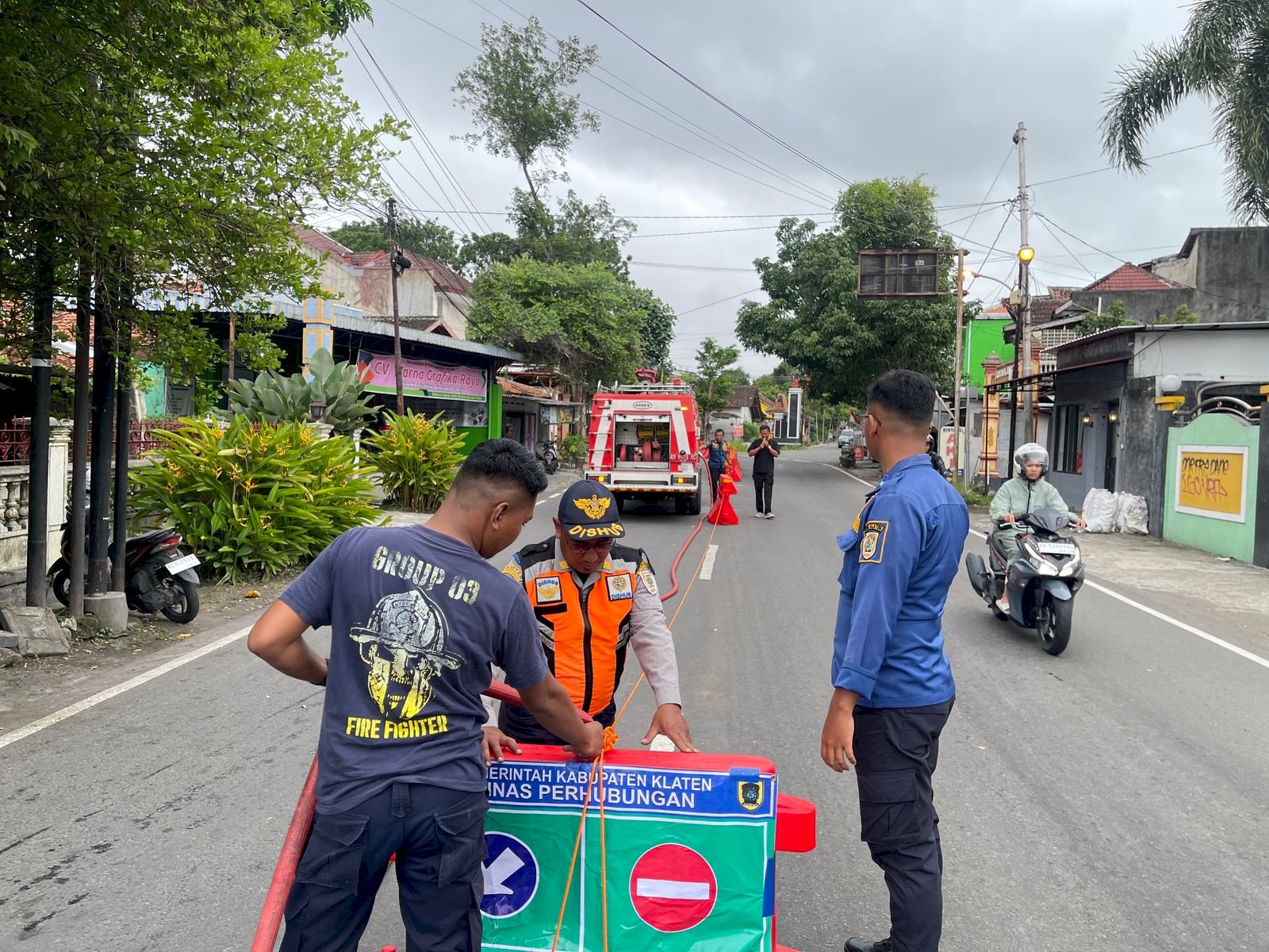 Langkah Nyata Keselamatan Jalan, Dishub Klaten dan Damkar Isi Water Barrier di Jalan Mayor Sunaryo