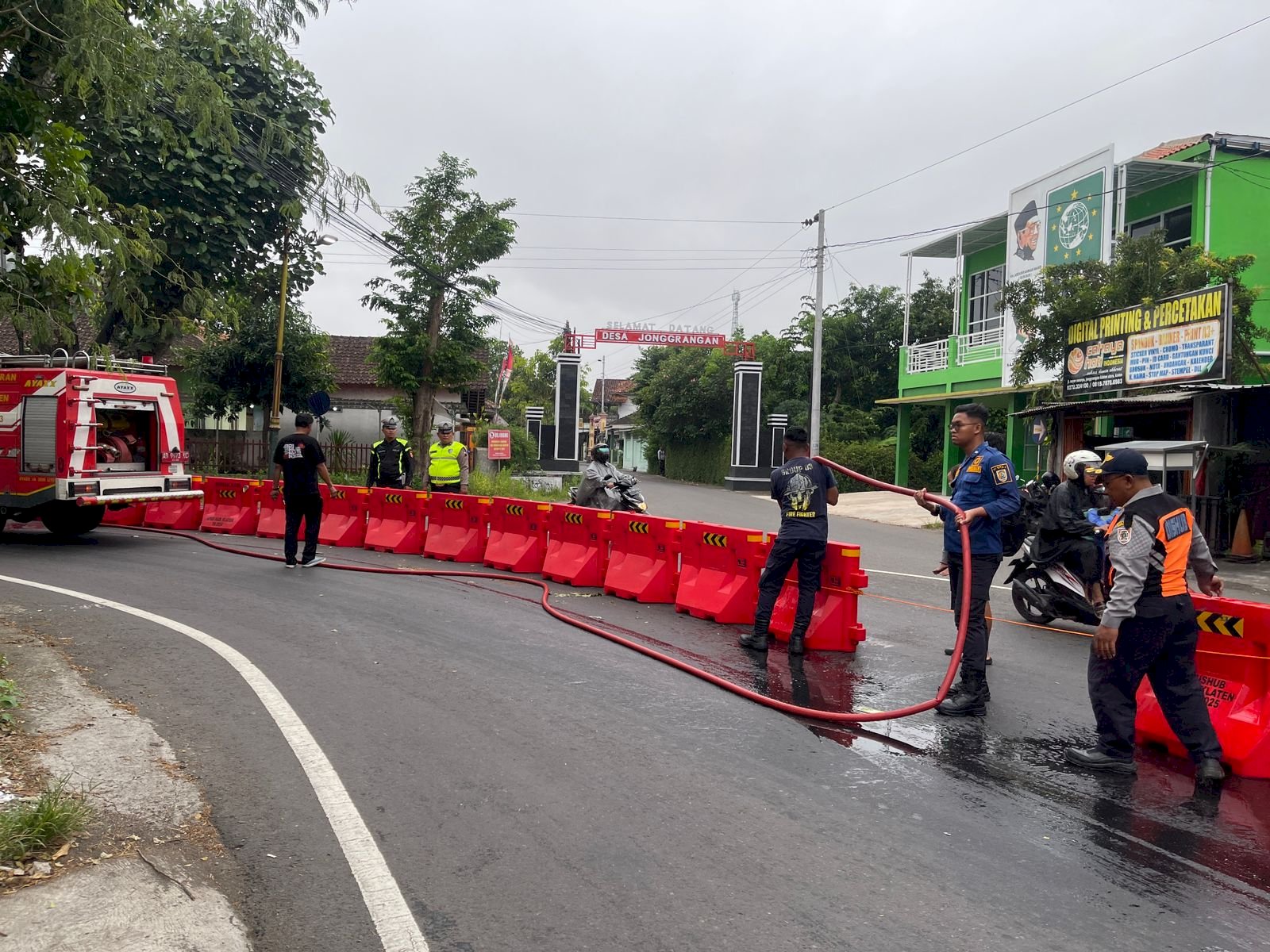 Langkah Nyata Keselamatan Jalan, Dishub Klaten dan Damkar Isi Water Barrier di Jalan Mayor Sunaryo