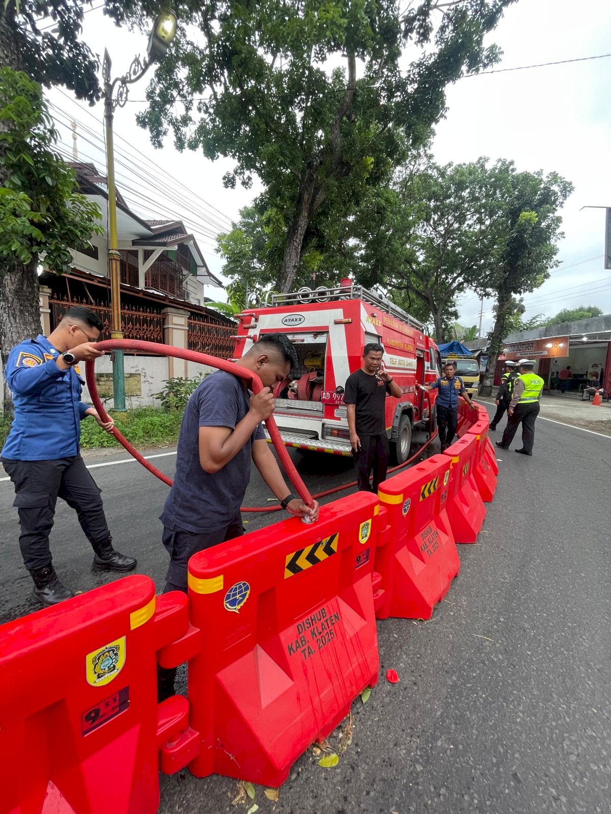 Langkah Nyata Keselamatan Jalan, Dishub Klaten dan Damkar Isi Water Barrier di Jalan Mayor Sunaryo