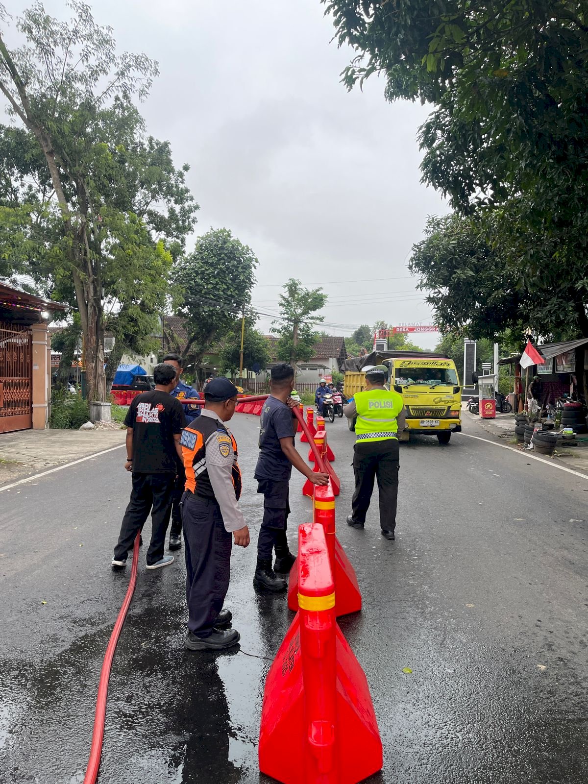 Langkah Nyata Keselamatan Jalan, Dishub Klaten dan Damkar Isi Water Barrier di Jalan Mayor Sunaryo