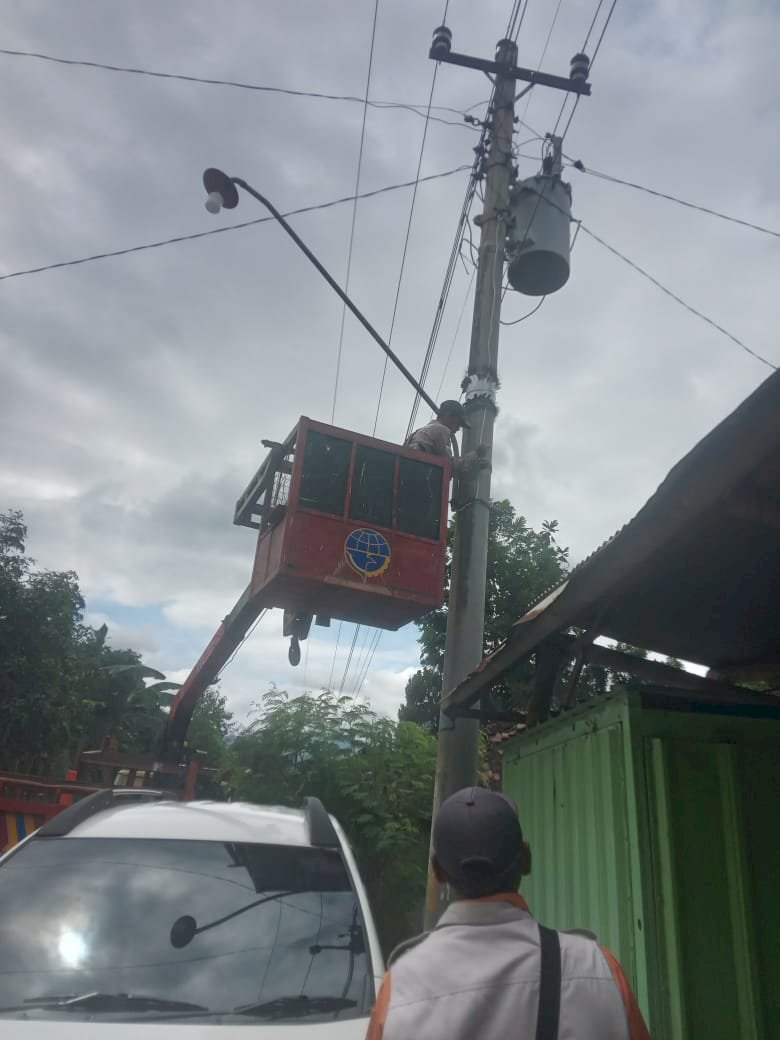 Tim PJU Klaten Kerja Cepat Ganti Fitting Lampu di Jiwo Wetan Wedi, Penerangan Jalan Kembali Optimal dan Aman