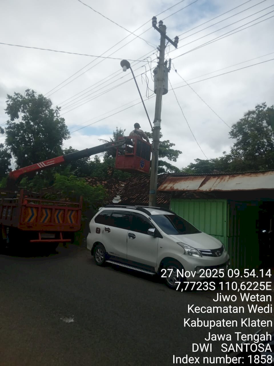 Tim PJU Klaten Kerja Cepat Ganti Fitting Lampu di Jiwo Wetan Wedi, Penerangan Jalan Kembali Optimal dan Aman