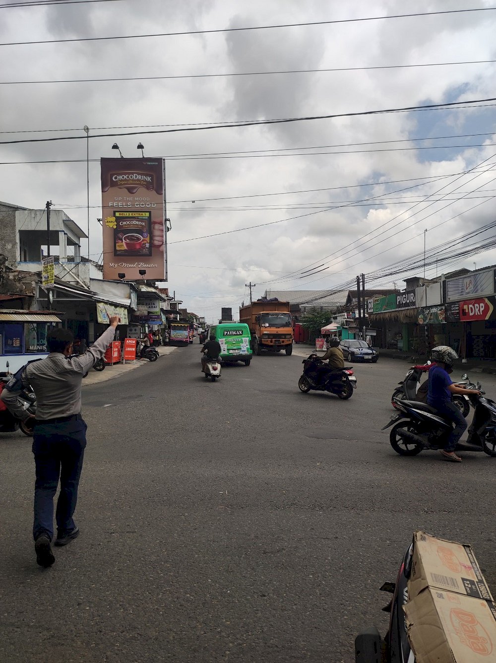 Operasi Pengalihan Armada Truk Besar, Tim Dalops Klaten Jaga Kelancaran Lalu Lintas di Jatinom