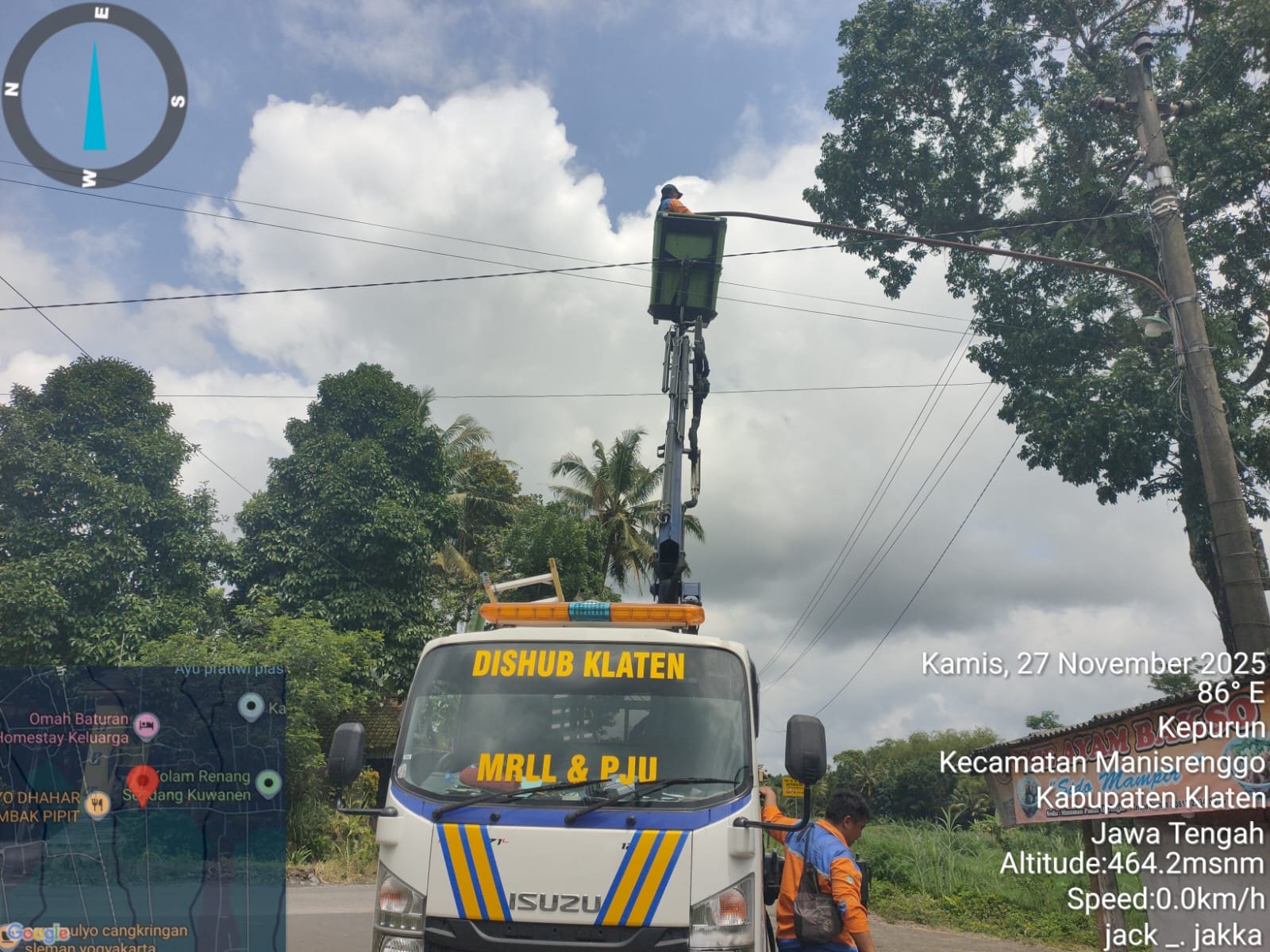 Pembaruan Sistem Penerangan Jalan Berlangsung di Kepurun, Tim PJU Pasang Lampu LED Hemat Energi