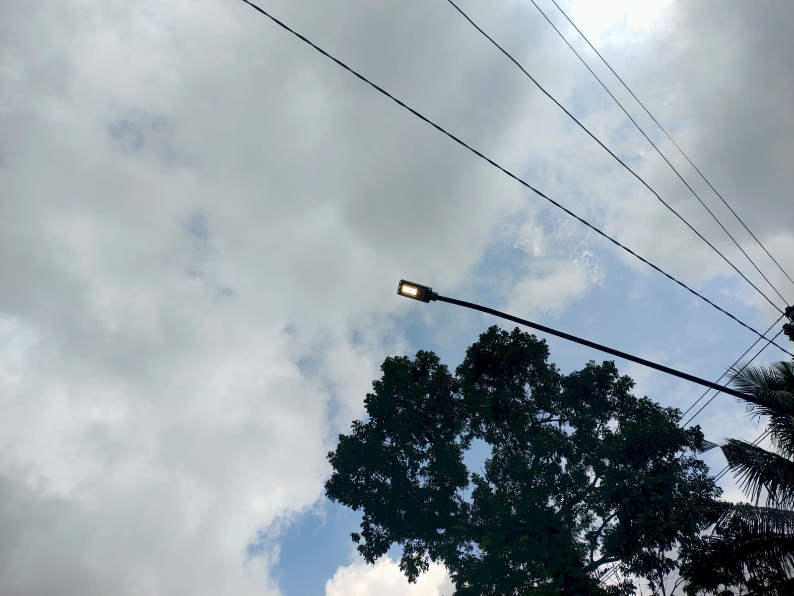 Pembaruan Sistem Penerangan Jalan Berlangsung di Kepurun, Tim PJU Pasang Lampu LED Hemat Energi