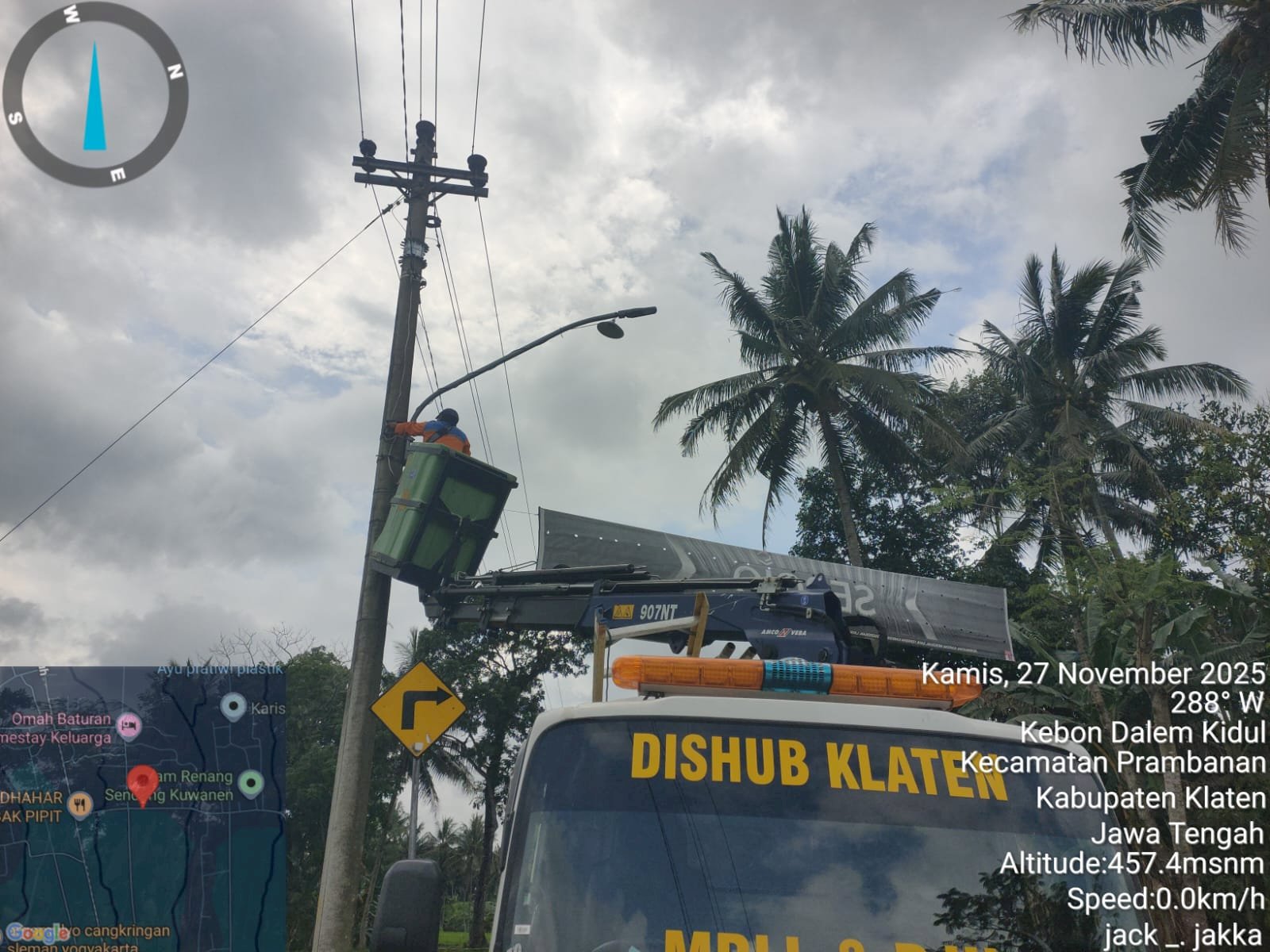 Pembaruan Sistem Penerangan Jalan Berlangsung di Kepurun, Tim PJU Pasang Lampu LED Hemat Energi