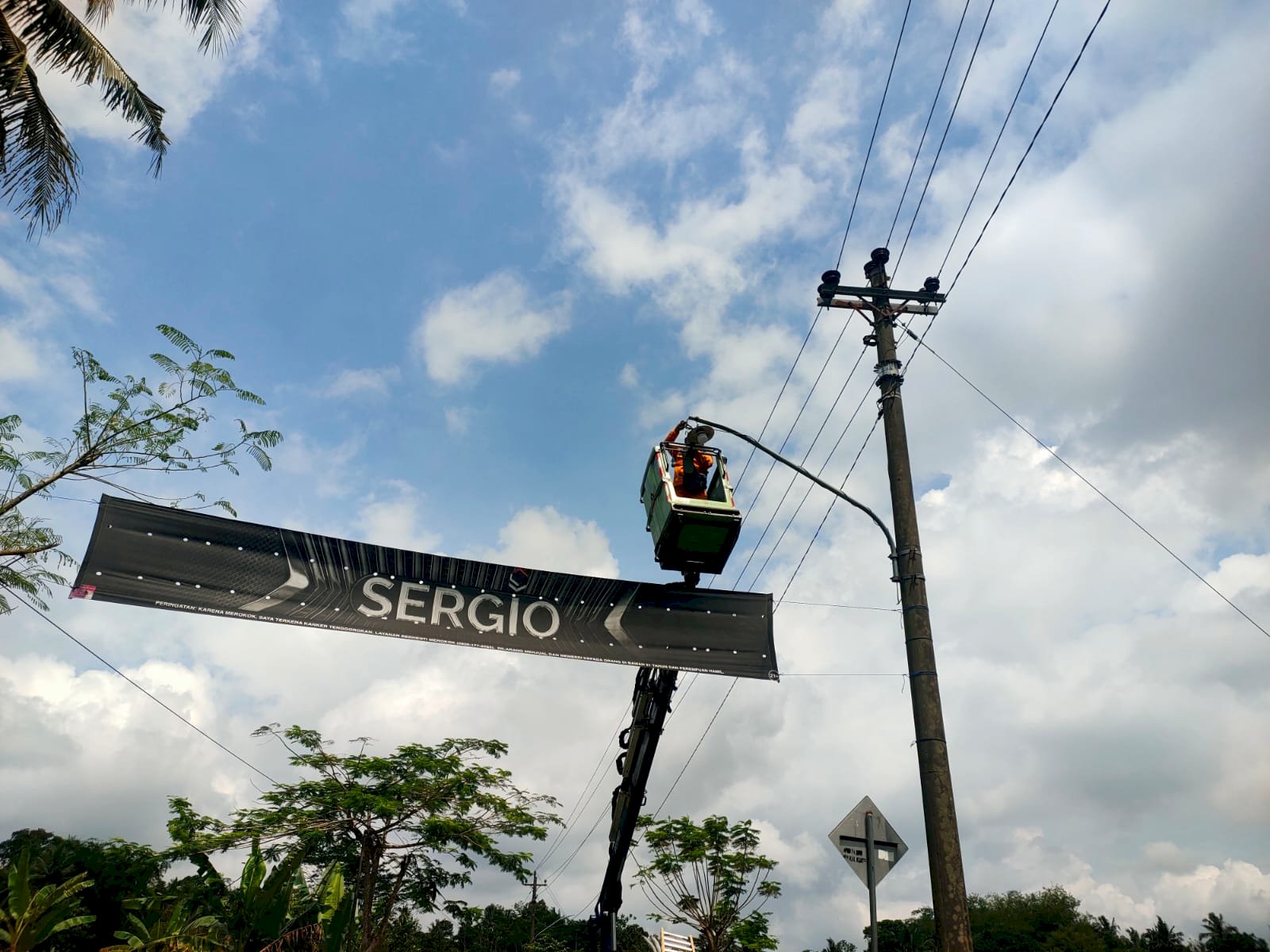 Pembaruan Sistem Penerangan Jalan Berlangsung di Kepurun, Tim PJU Pasang Lampu LED Hemat Energi