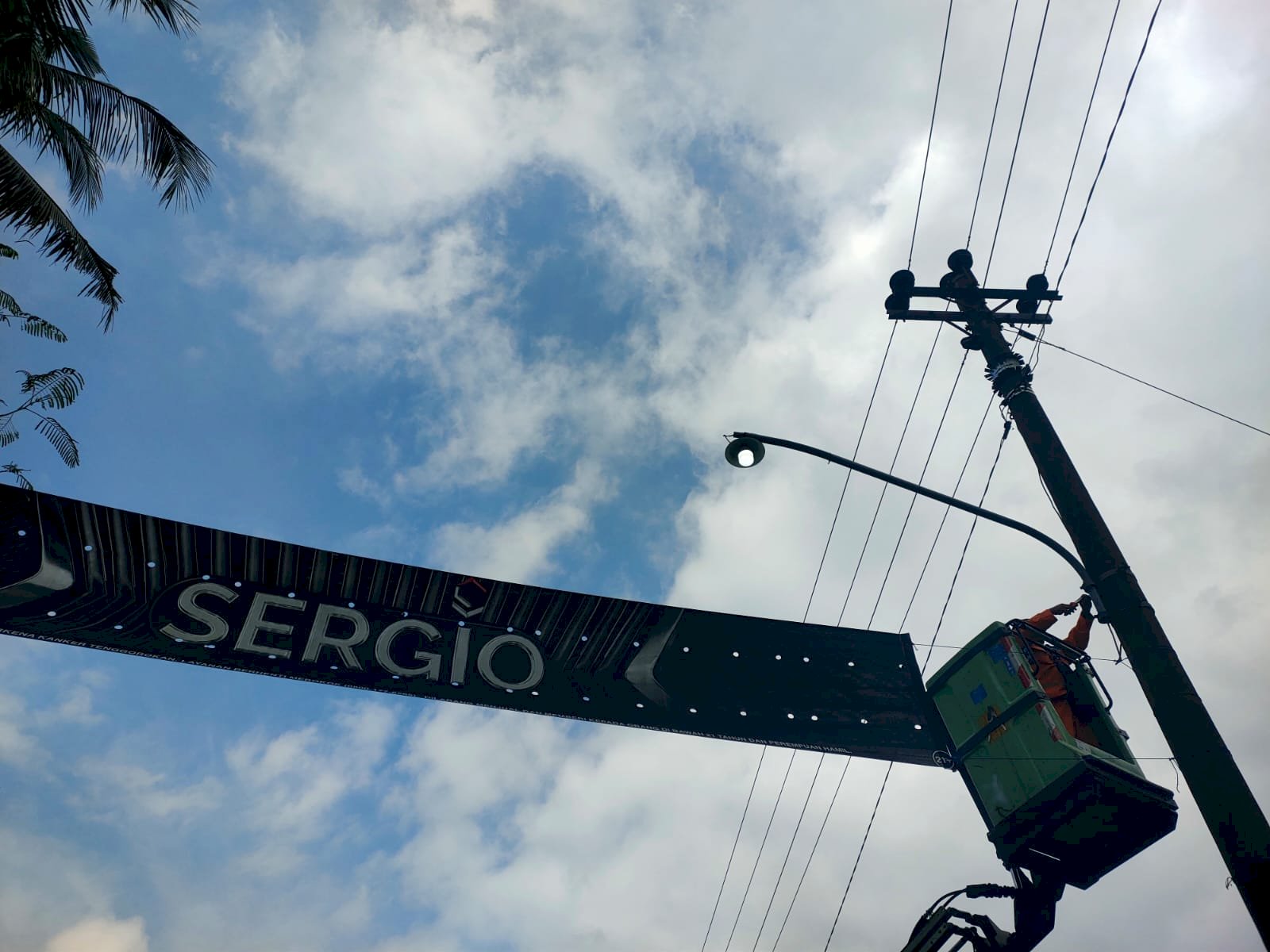 Pembaruan Sistem Penerangan Jalan Berlangsung di Kepurun, Tim PJU Pasang Lampu LED Hemat Energi