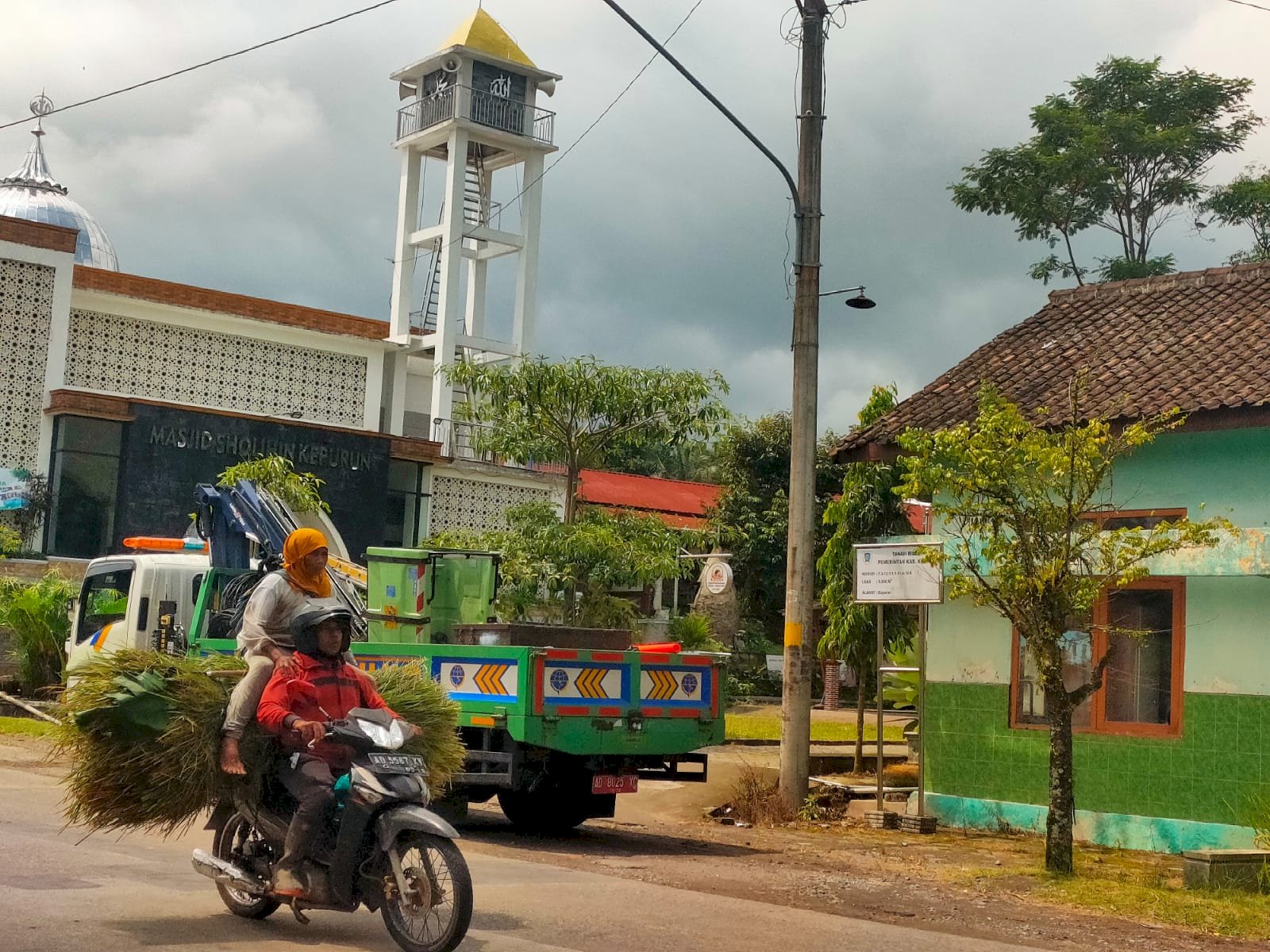 Pembaruan Sistem Penerangan Jalan Berlangsung di Kepurun, Tim PJU Pasang Lampu LED Hemat Energi