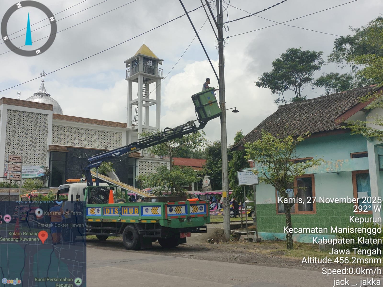 Pembaruan Sistem Penerangan Jalan Berlangsung di Kepurun, Tim PJU Pasang Lampu LED Hemat Energi