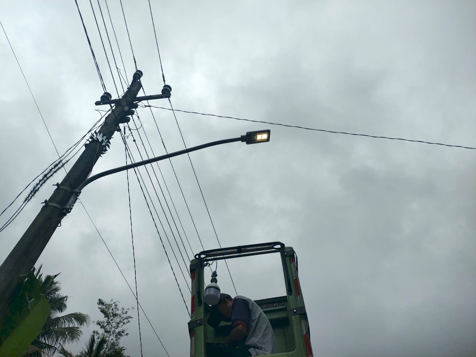 Pembaruan Sistem Penerangan Jalan Berlangsung di Kepurun, Tim PJU Pasang Lampu LED Hemat Energi