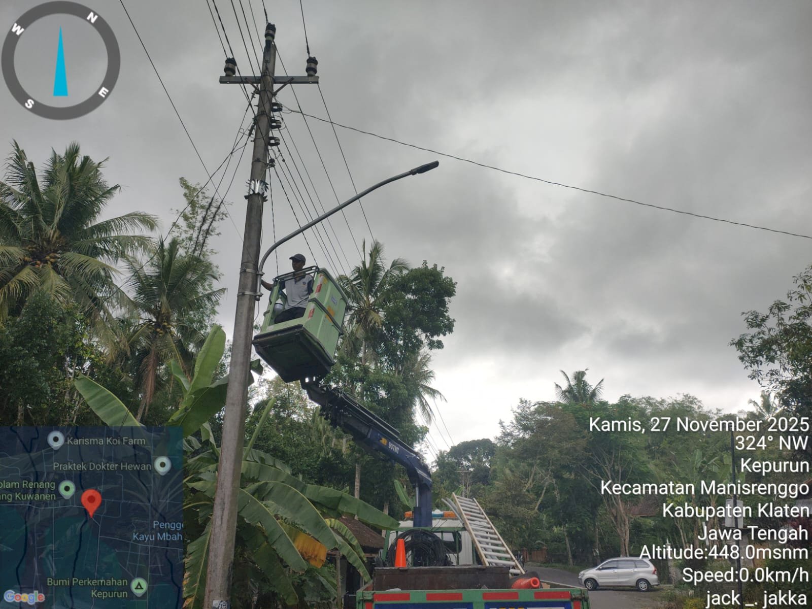 Pembaruan Sistem Penerangan Jalan Berlangsung di Kepurun, Tim PJU Pasang Lampu LED Hemat Energi