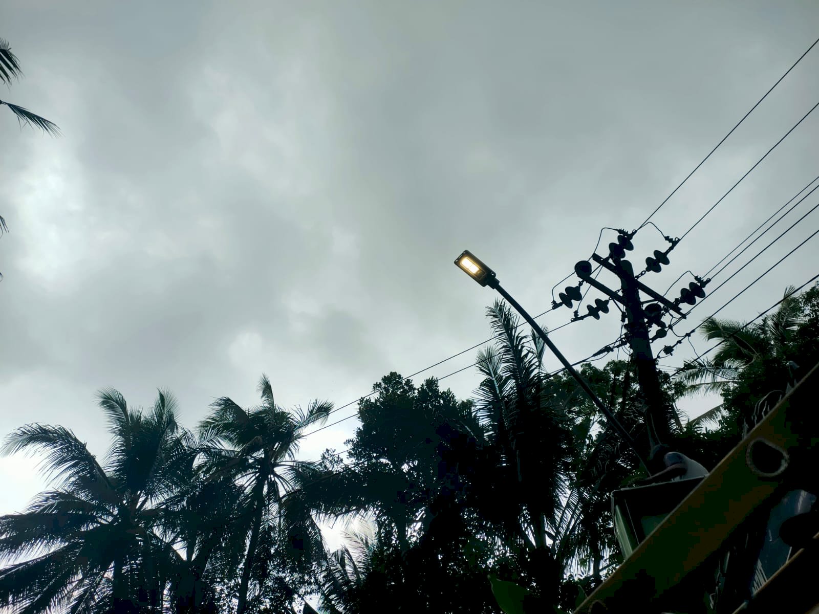 Pembaruan Sistem Penerangan Jalan Berlangsung di Kepurun, Tim PJU Pasang Lampu LED Hemat Energi