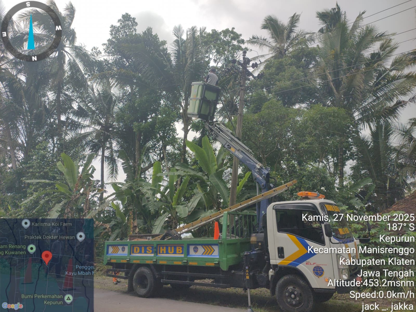 Pembaruan Sistem Penerangan Jalan Berlangsung di Kepurun, Tim PJU Pasang Lampu LED Hemat Energi