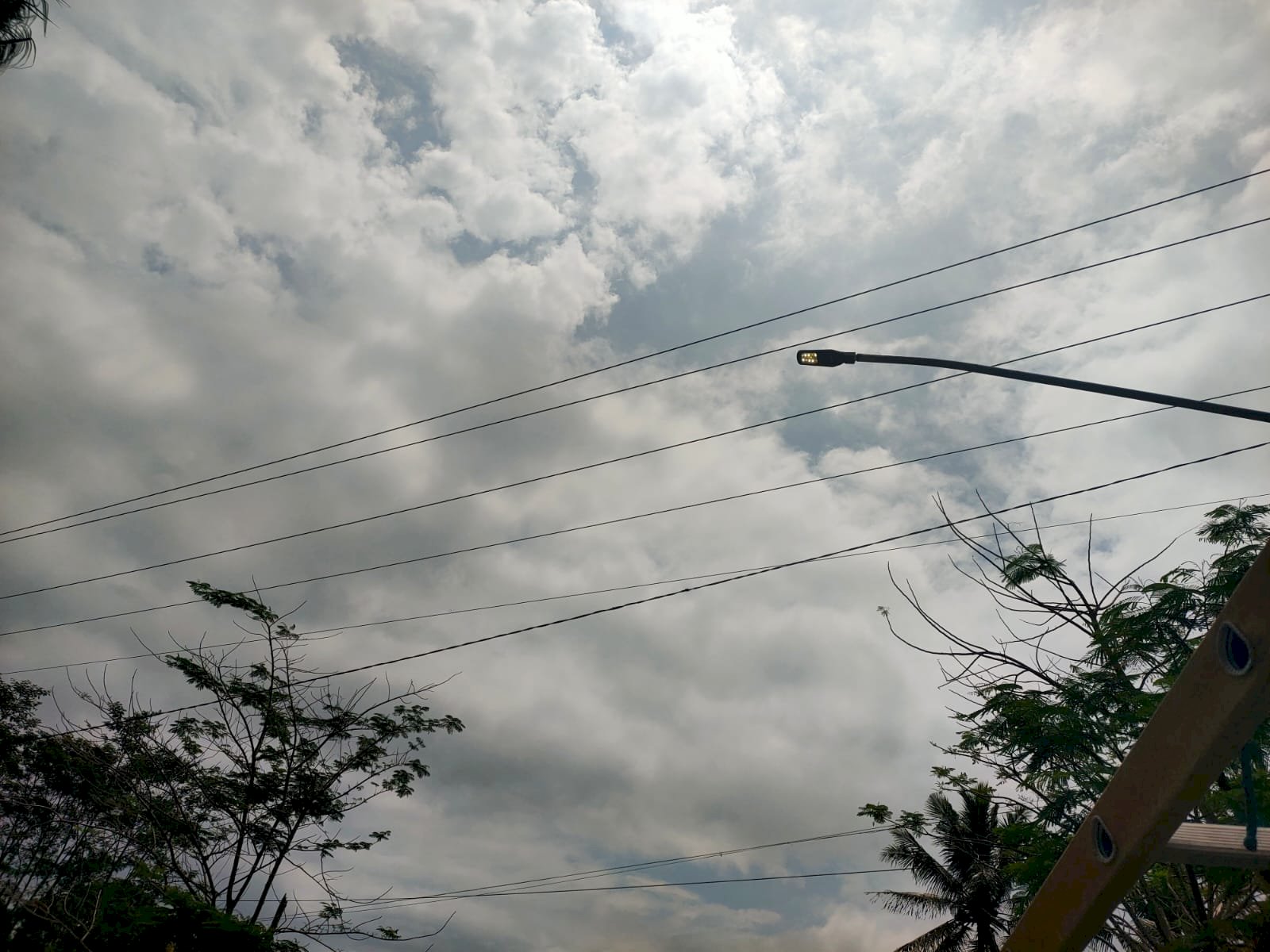 Pembaruan Sistem Penerangan Jalan Berlangsung di Kepurun, Tim PJU Pasang Lampu LED Hemat Energi