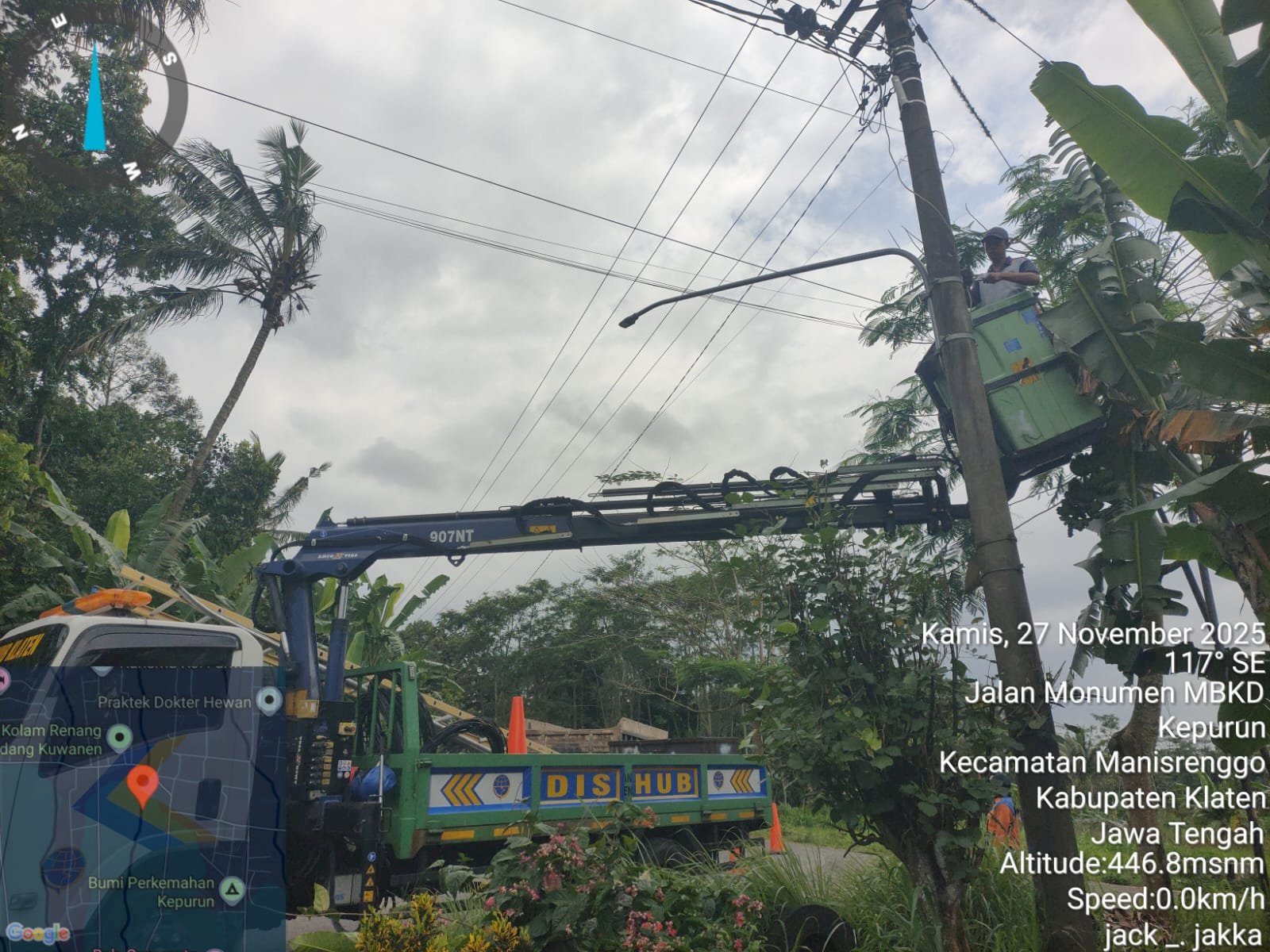 Pembaruan Sistem Penerangan Jalan Berlangsung di Kepurun, Tim PJU Pasang Lampu LED Hemat Energi