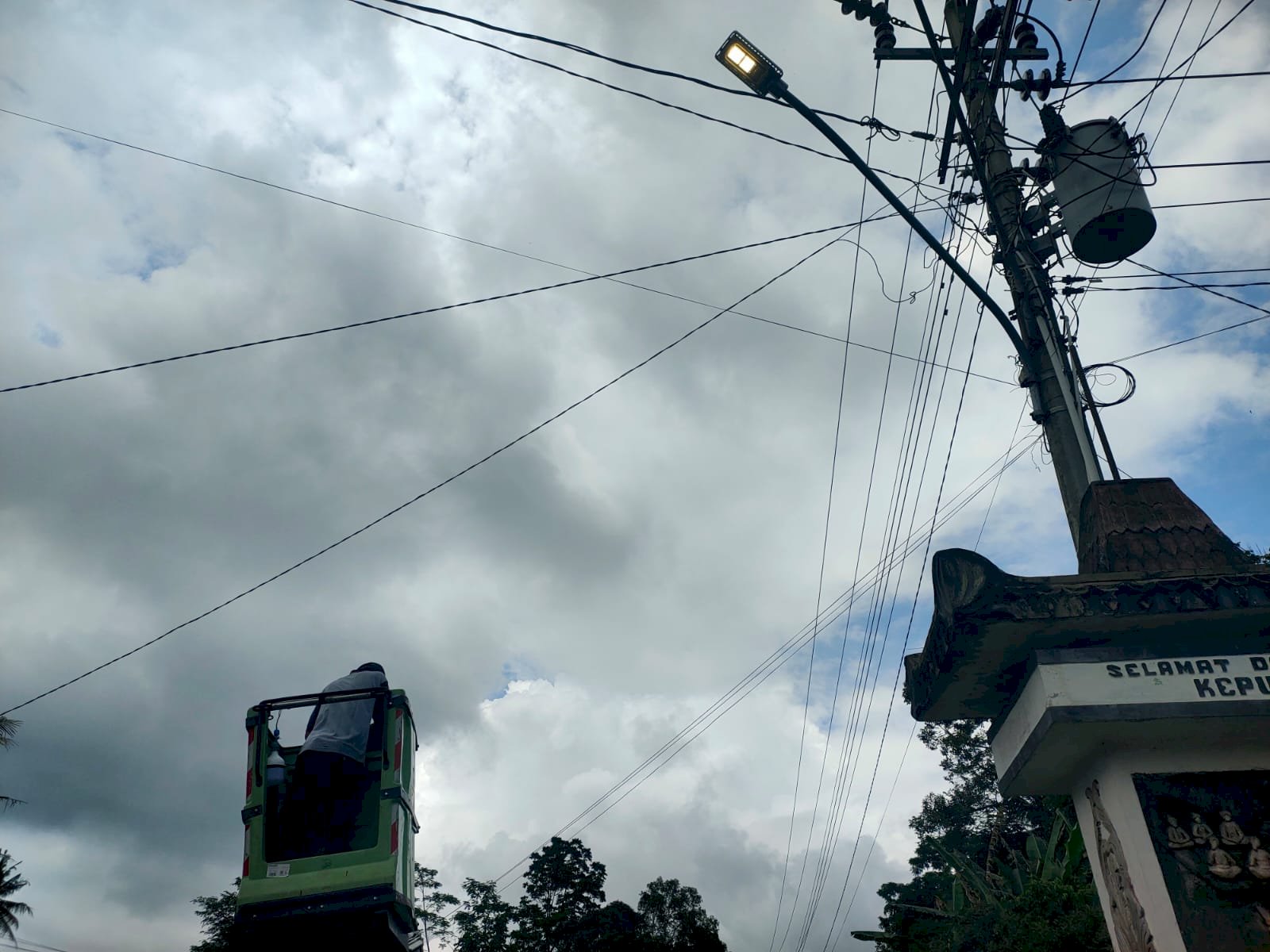 Pembaruan Sistem Penerangan Jalan Berlangsung di Kepurun, Tim PJU Pasang Lampu LED Hemat Energi