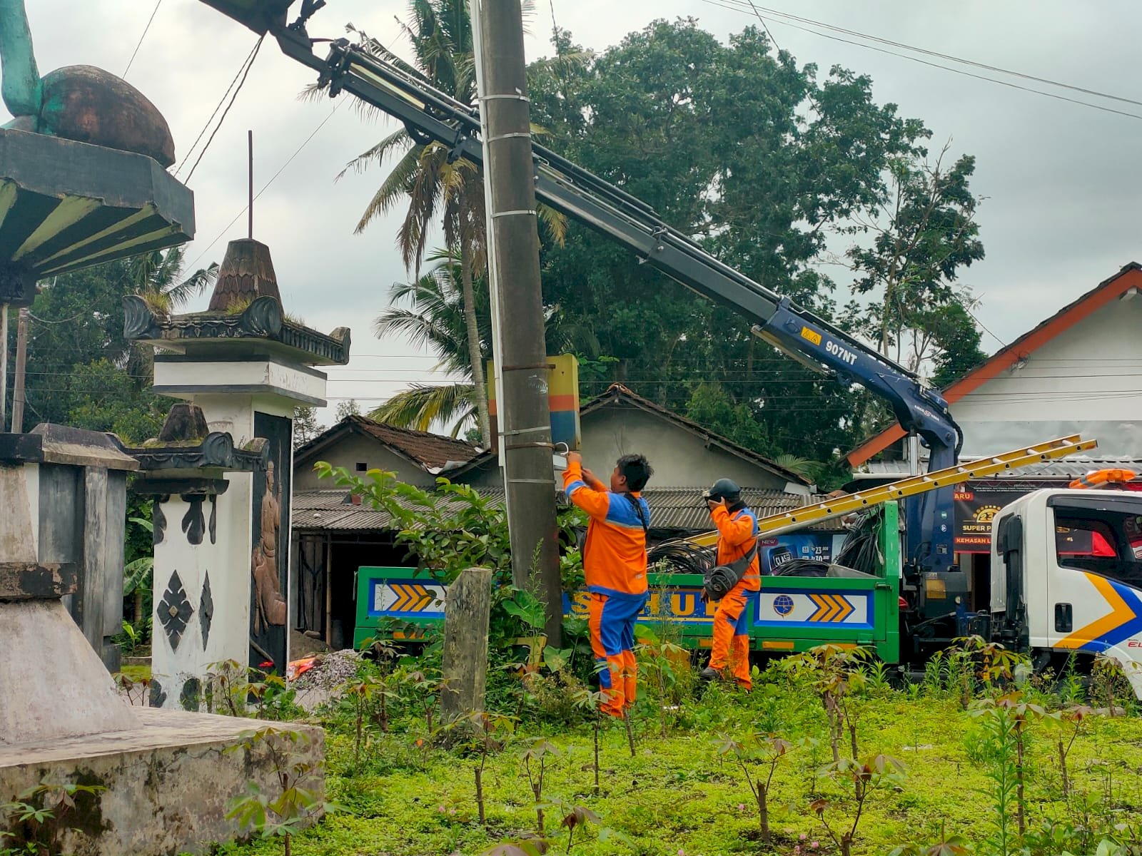 Pembaruan Sistem Penerangan Jalan Berlangsung di Kepurun, Tim PJU Pasang Lampu LED Hemat Energi