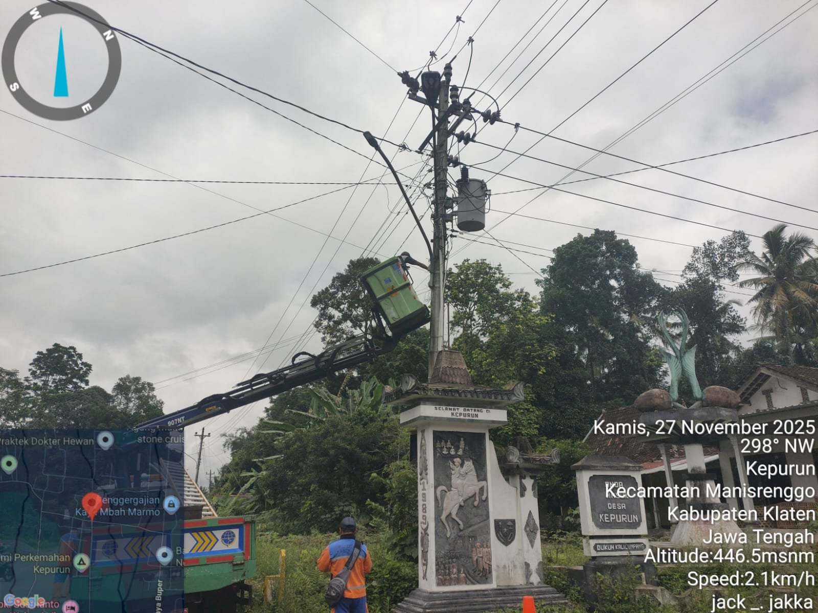 Pembaruan Sistem Penerangan Jalan Berlangsung di Kepurun, Tim PJU Pasang Lampu LED Hemat Energi