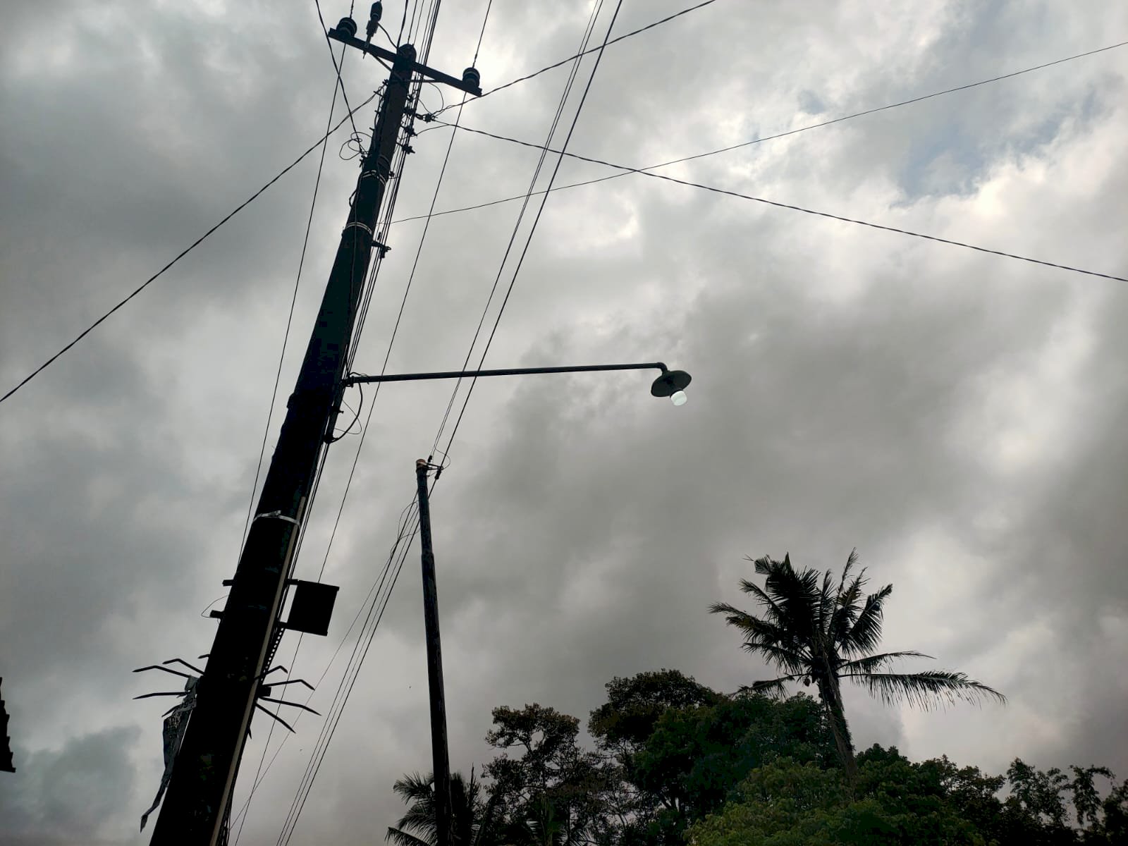 Pembaruan Sistem Penerangan Jalan Berlangsung di Kepurun, Tim PJU Pasang Lampu LED Hemat Energi