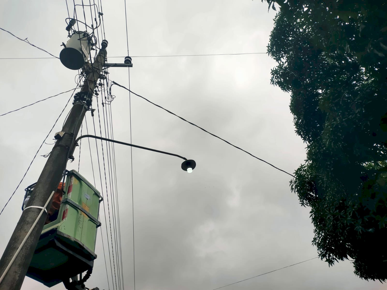 Tim PJU Lanjutkan Upgrade Pencahayaan, Ganti Lampu LED di Ngemplak Seneng-Manisrenggo