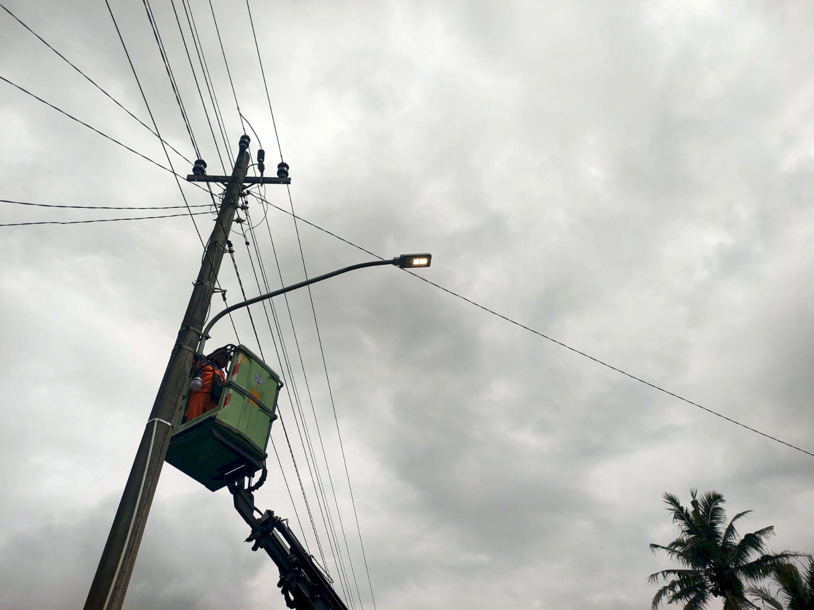 Tim PJU Lanjutkan Upgrade Pencahayaan, Ganti Lampu LED di Ngemplak Seneng-Manisrenggo