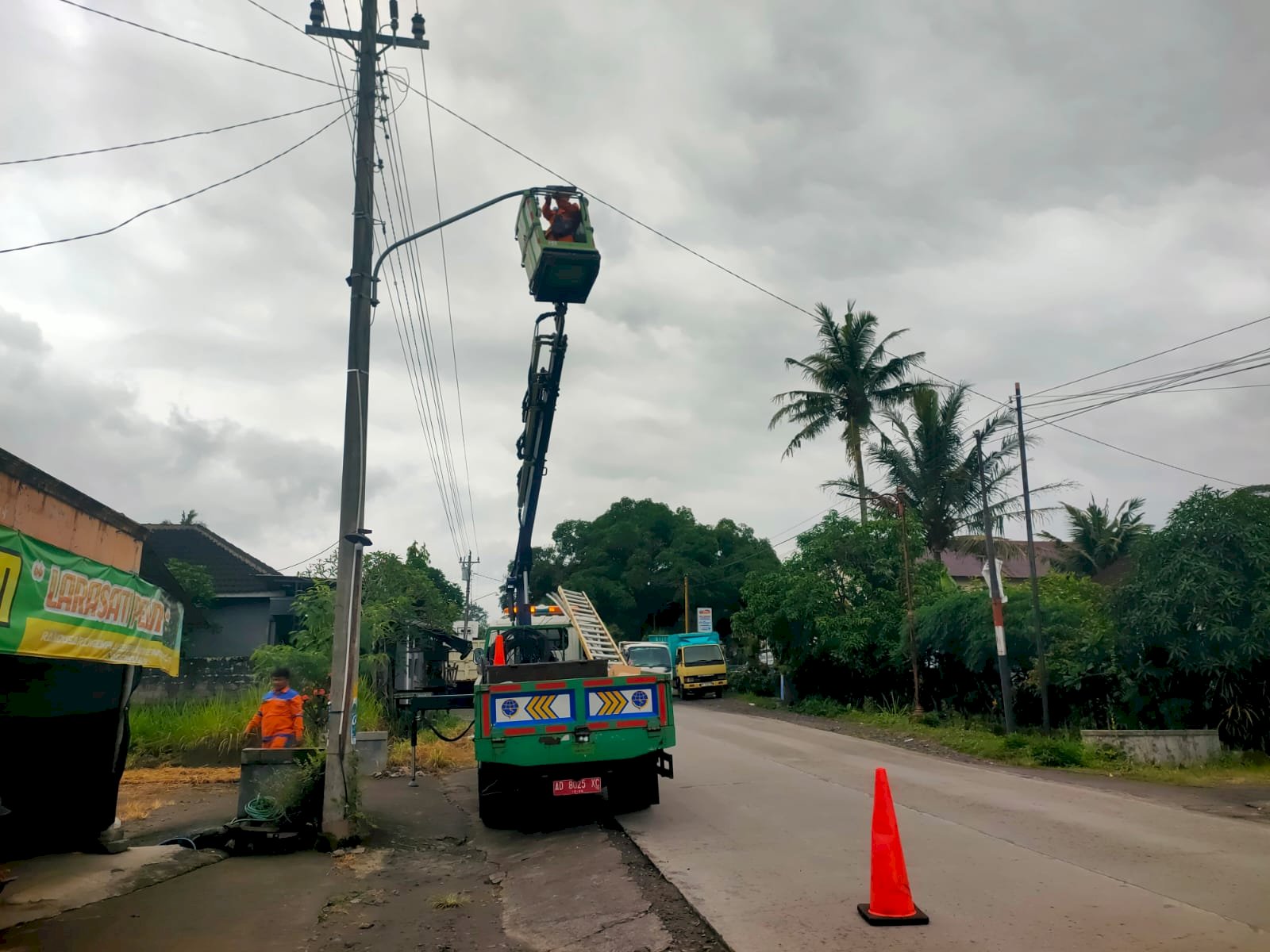 Tim PJU Lanjutkan Upgrade Pencahayaan, Ganti Lampu LED di Ngemplak Seneng-Manisrenggo