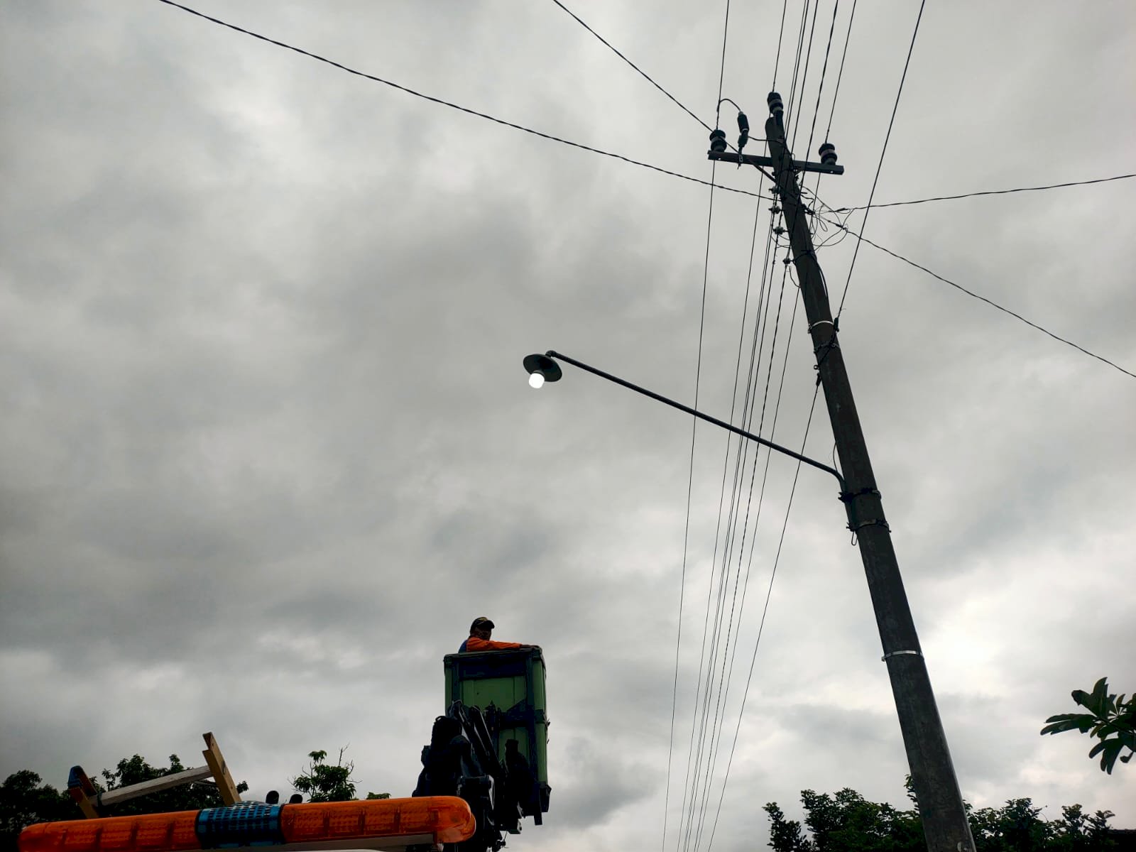 Tim PJU Lanjutkan Upgrade Pencahayaan, Ganti Lampu LED di Ngemplak Seneng-Manisrenggo