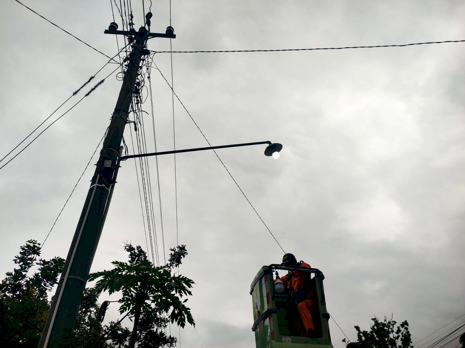 Tim PJU Lanjutkan Upgrade Pencahayaan, Ganti Lampu LED di Ngemplak Seneng-Manisrenggo
