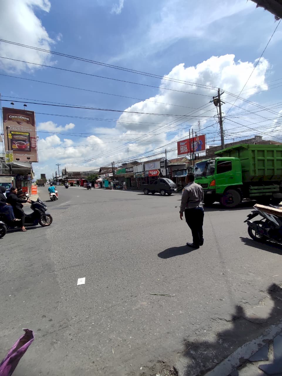 Operasi Pengalihan Armada Dimulai, Tim Dalops Berikan Penertiban Kepada Truk Sumbu 3 di Simpang Jatinom