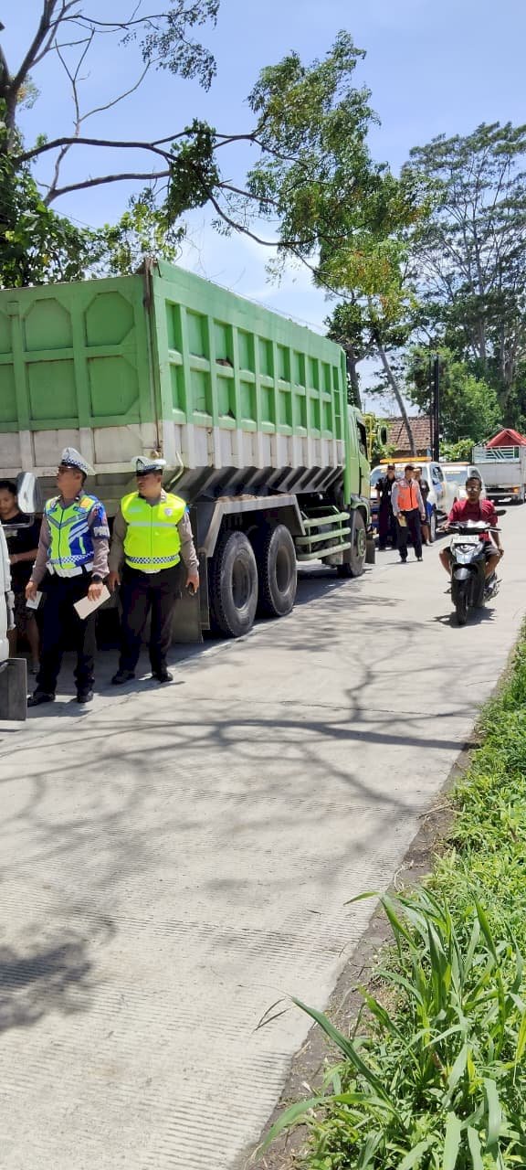 Koordinasi Sempurna Polisi dan Dinas Perhubungan, Satu Armada Truk Tronton Ditindak di Jalan Jatinom