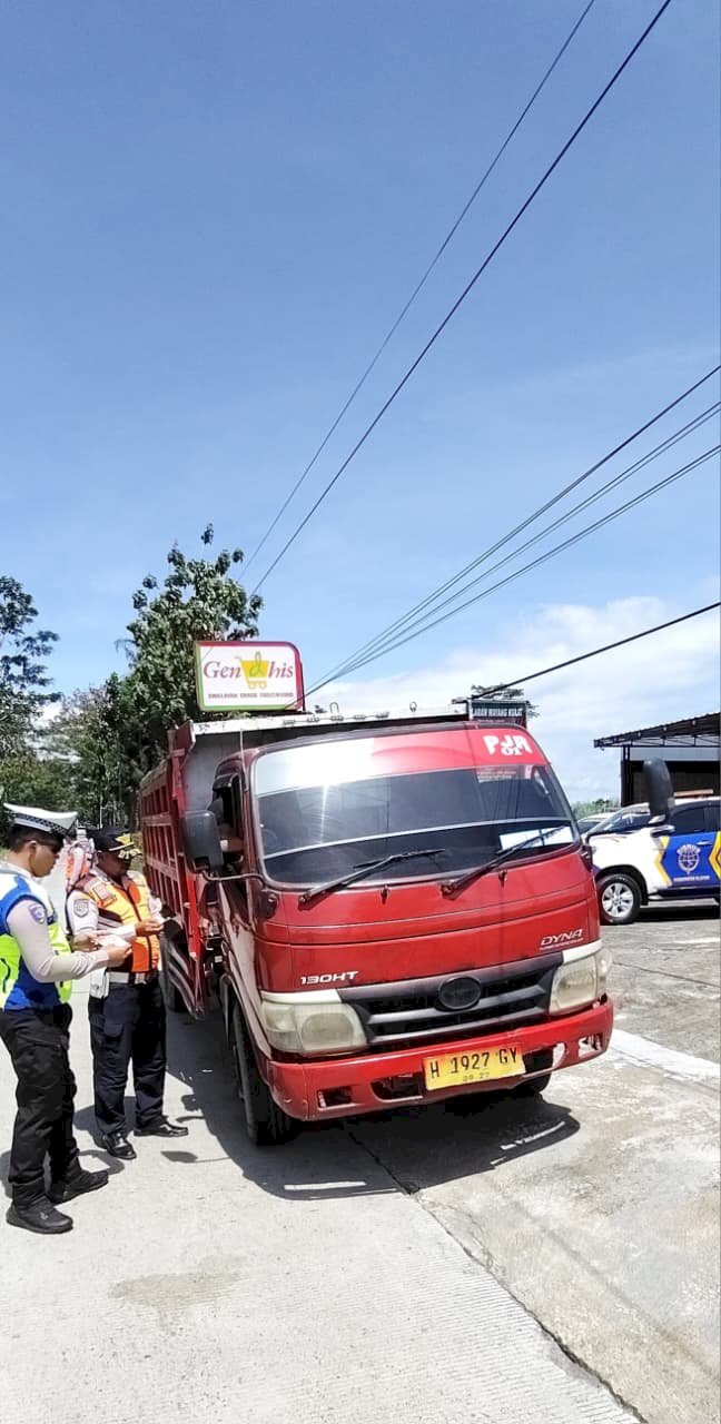 Koordinasi Sempurna Polisi dan Dinas Perhubungan, Satu Armada Truk Tronton Ditindak di Jalan Jatinom