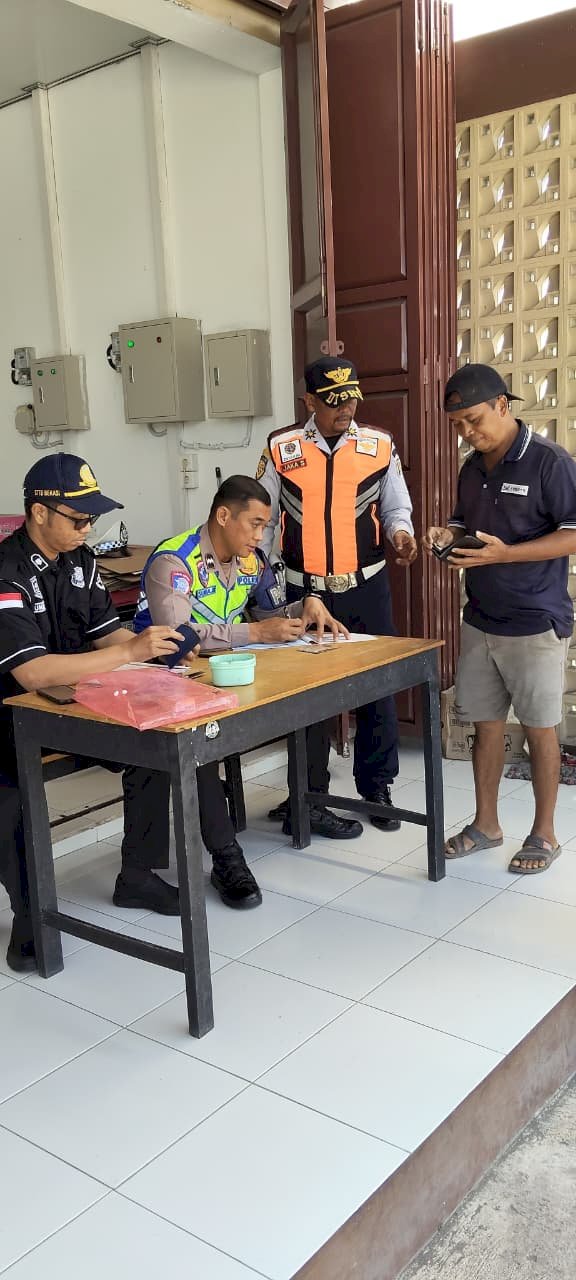 Koordinasi Sempurna Polisi dan Dinas Perhubungan, Satu Armada Truk Tronton Ditindak di Jalan Jatinom