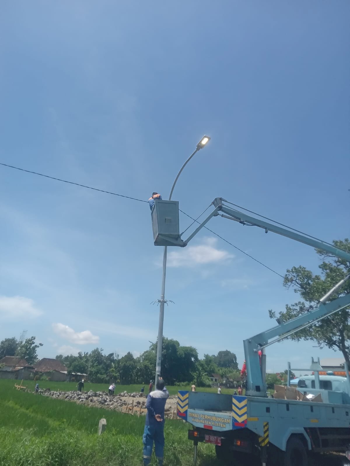 Perbaruan Infrastruktur Pencahayaan, Tim PJU Ganti Lampu LED di Pakis Wonosari dan Kepoh Transan