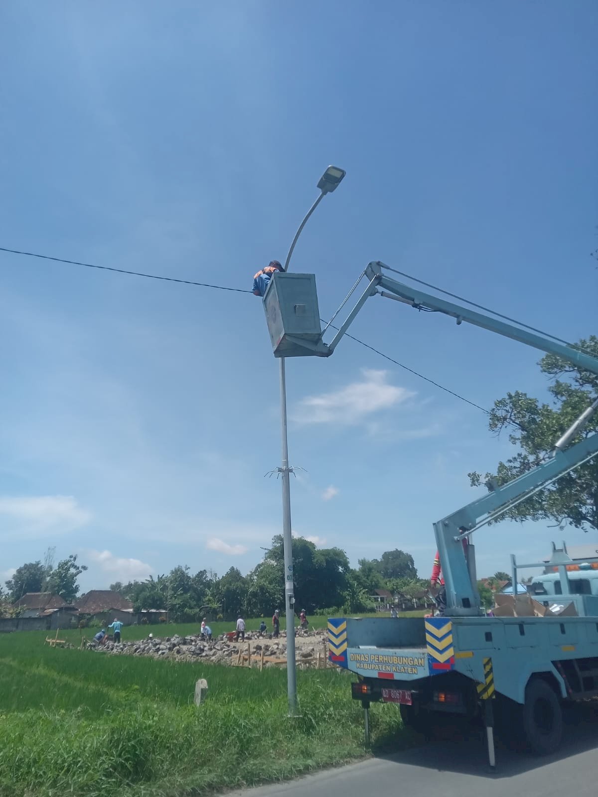 Perbaruan Infrastruktur Pencahayaan, Tim PJU Ganti Lampu LED di Pakis Wonosari dan Kepoh Transan