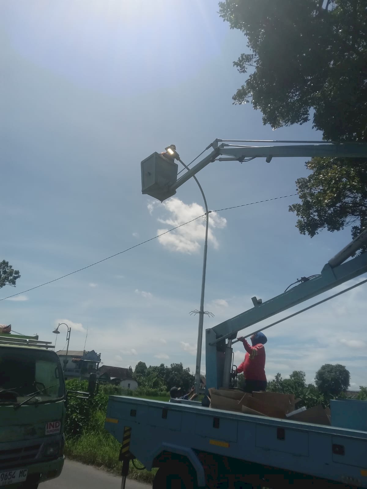 Perbaruan Infrastruktur Pencahayaan, Tim PJU Ganti Lampu LED di Pakis Wonosari dan Kepoh Transan