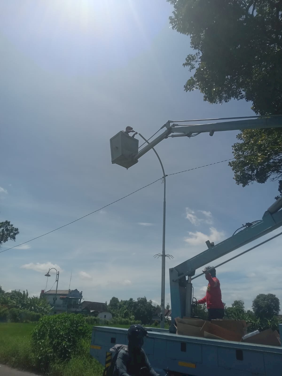 Perbaruan Infrastruktur Pencahayaan, Tim PJU Ganti Lampu LED di Pakis Wonosari dan Kepoh Transan