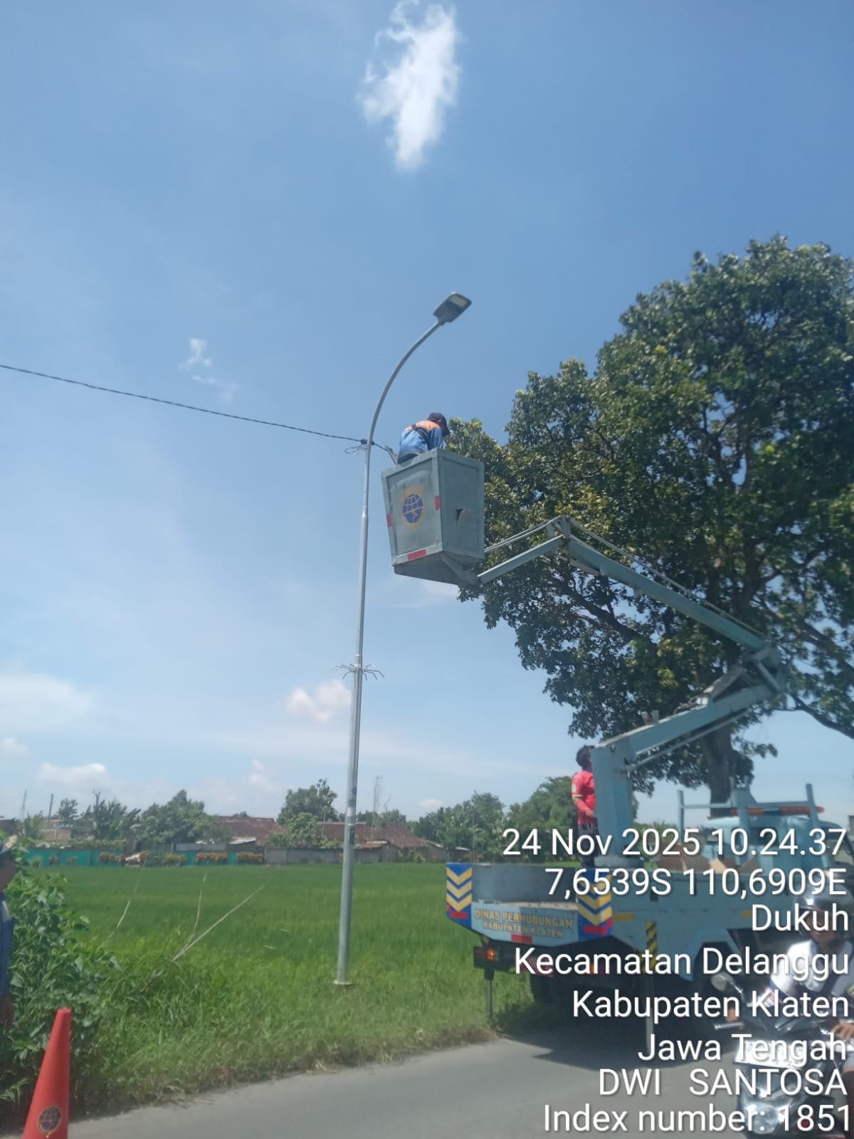 Perbaruan Infrastruktur Pencahayaan, Tim PJU Ganti Lampu LED di Pakis Wonosari dan Kepoh Transan