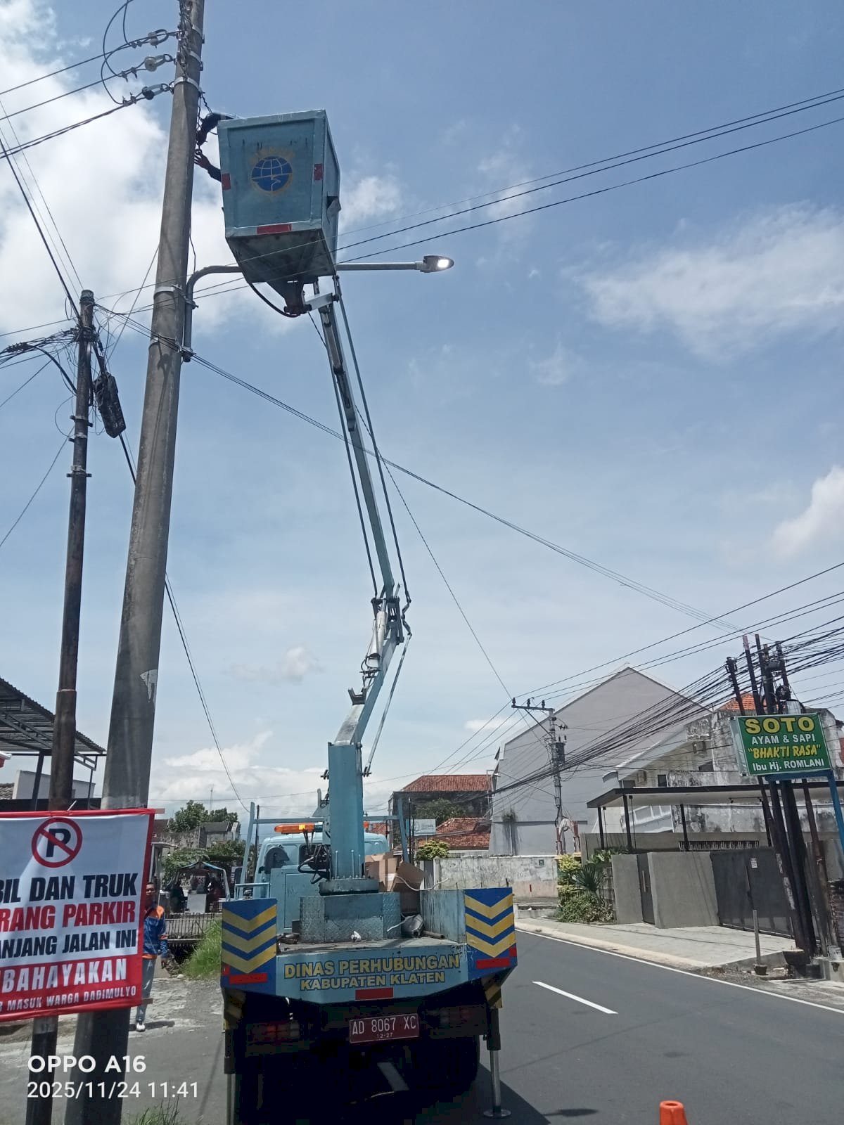 Bersiap Musim Hujan, Tim PJU Lakukan Pemeliharaan Pencahayaan Jalan di Sangkalputung