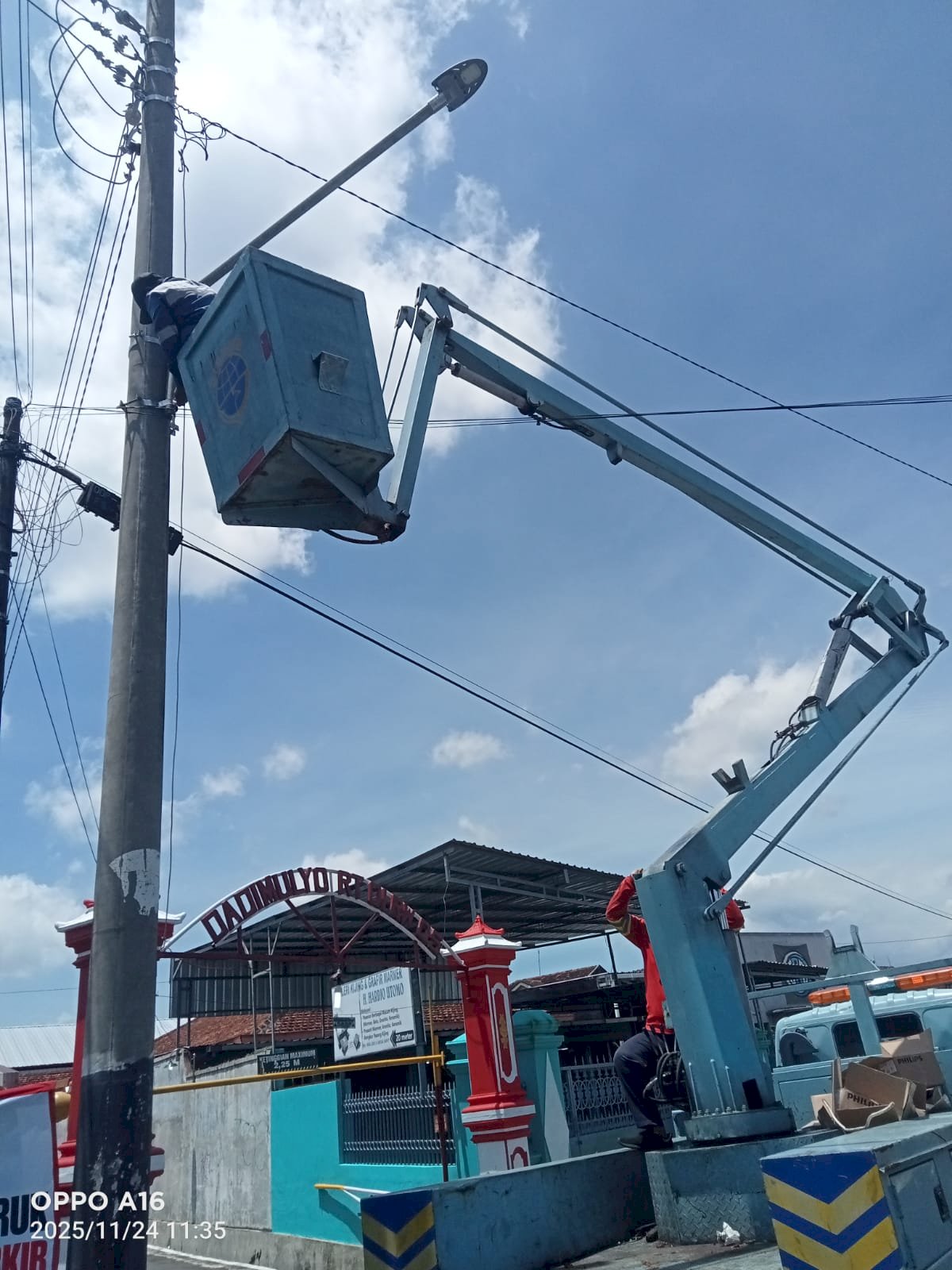Bersiap Musim Hujan, Tim PJU Lakukan Pemeliharaan Pencahayaan Jalan di Sangkalputung