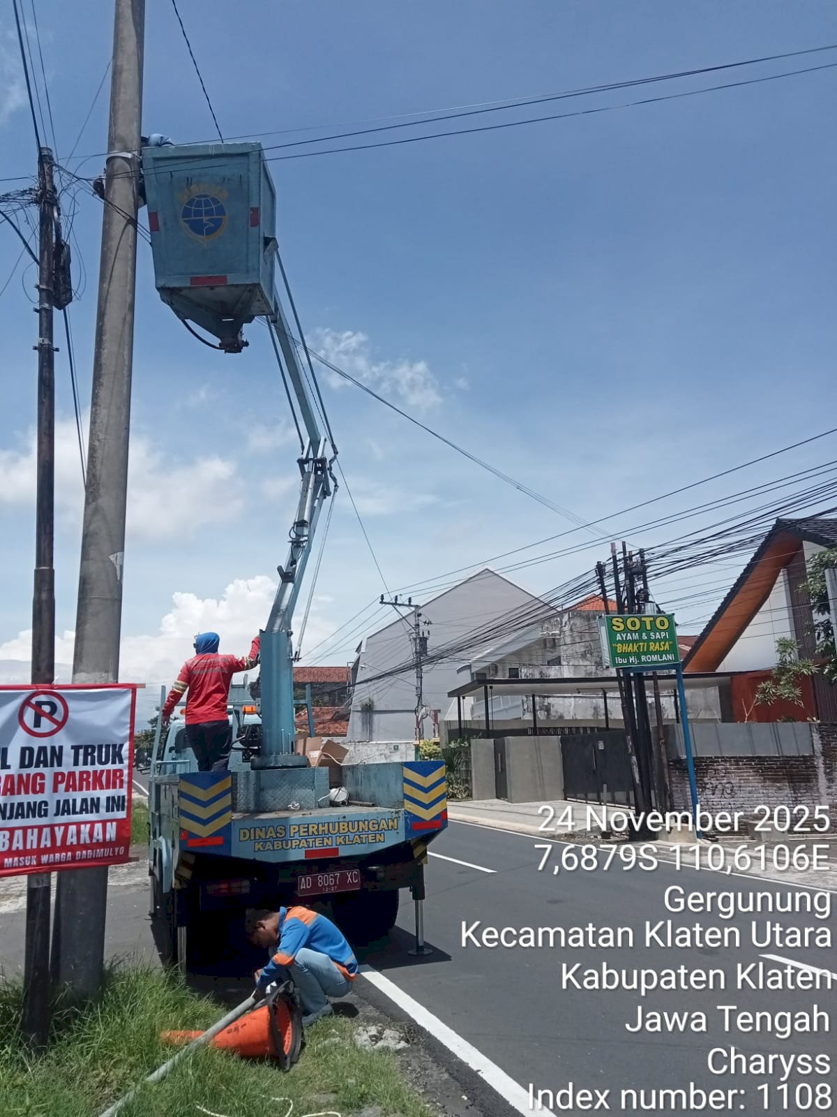 Bersiap Musim Hujan, Tim PJU Lakukan Pemeliharaan Pencahayaan Jalan di Sangkalputung
