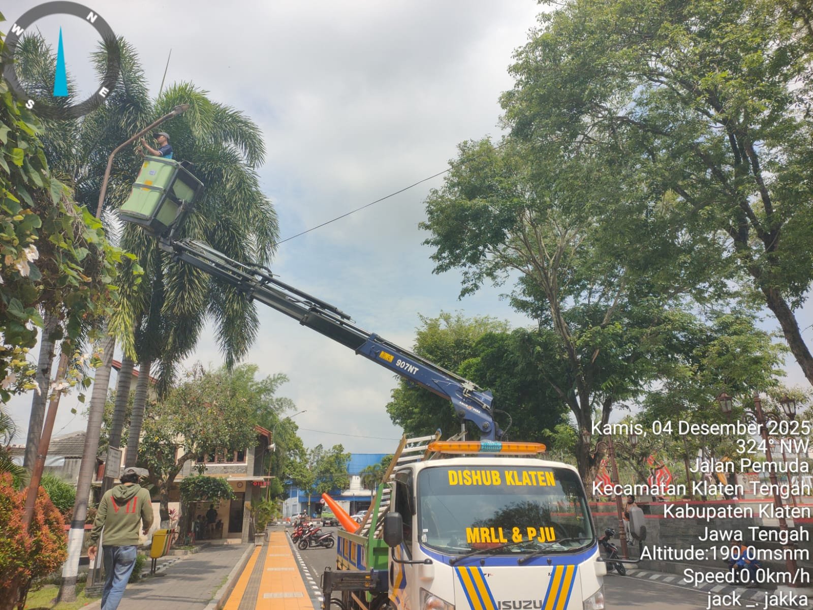 Sentuhan Baru di Jantung Kota, Lampu Jalan Alun-alun Klaten Kini Makin Kinclong