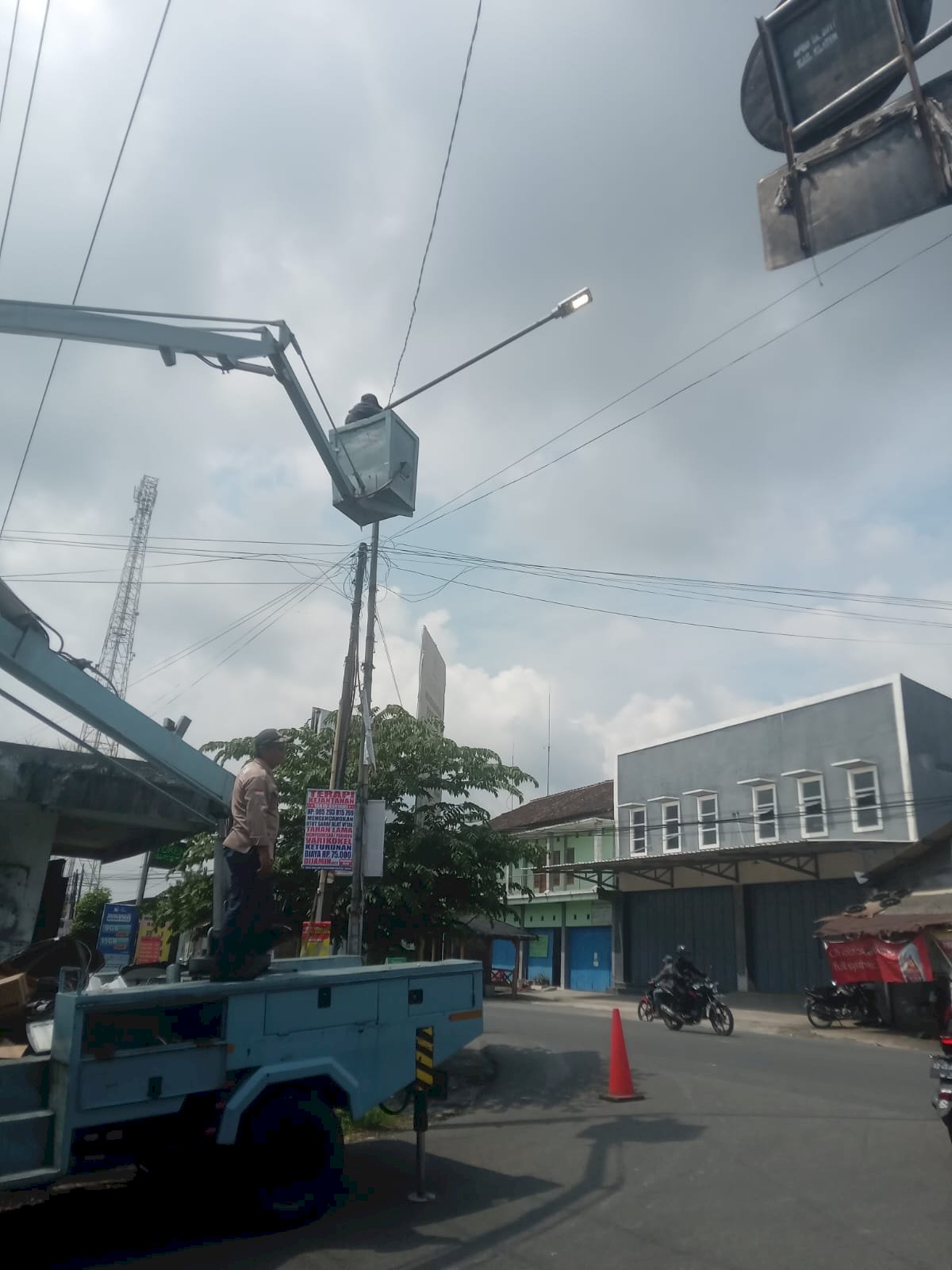 Perempatan Tulung Cerah Benderang, Dishub Pasang Lampu LED Generasi Baru