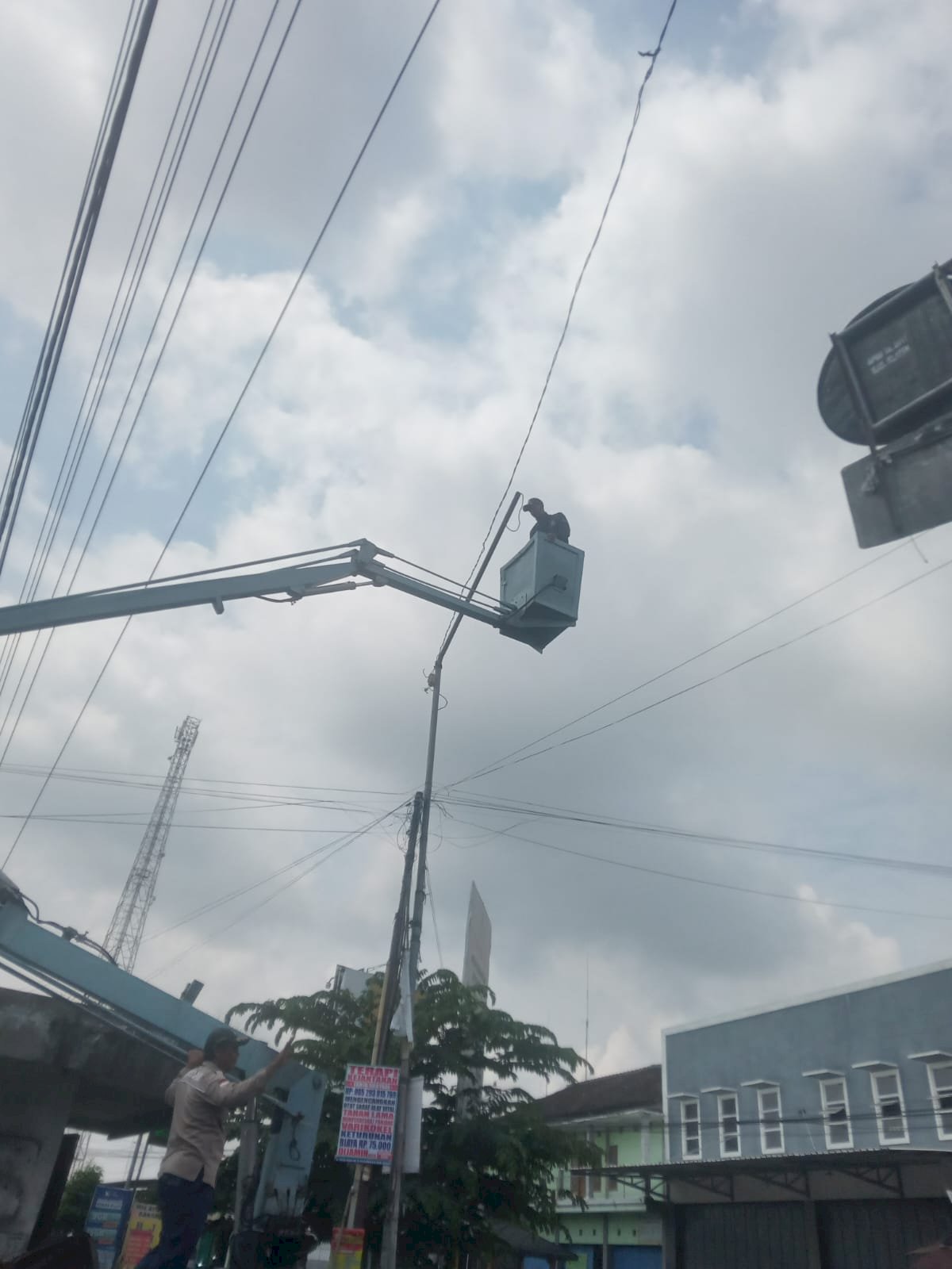 Perempatan Tulung Cerah Benderang, Dishub Pasang Lampu LED Generasi Baru