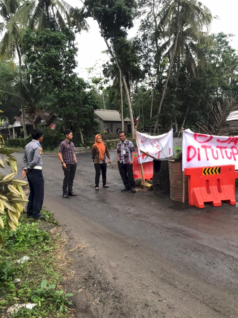 Jembatan Ambrol hingga Keselamatan Jalur Tronton Ditangani Langsung Dishub Klaten dengan Pemasangan Water Barrier