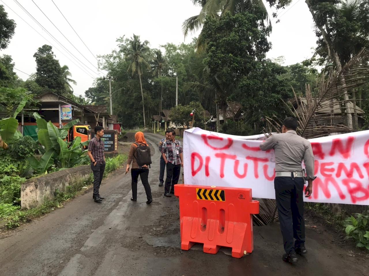 Jembatan Ambrol hingga Keselamatan Jalur Tronton Ditangani Langsung Dishub Klaten dengan Pemasangan Water Barrier