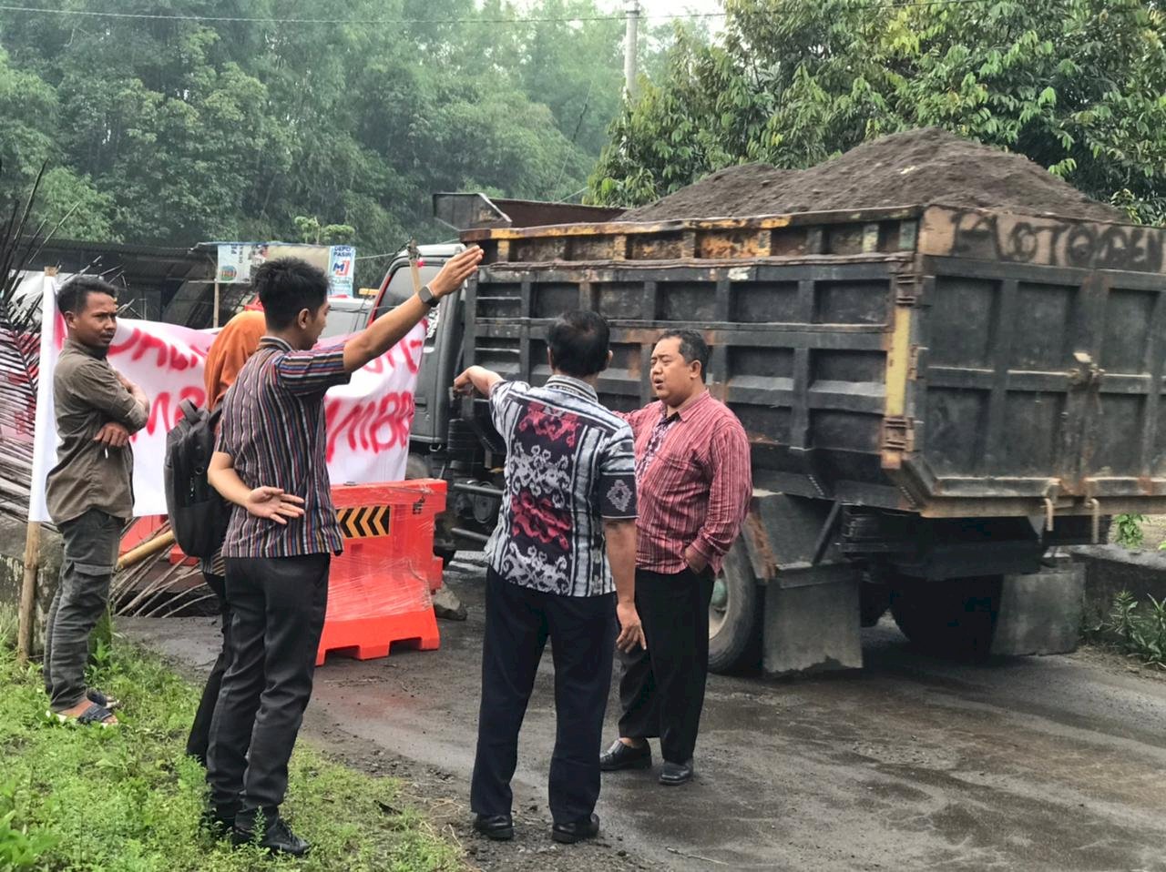 Jembatan Ambrol hingga Keselamatan Jalur Tronton Ditangani Langsung Dishub Klaten dengan Pemasangan Water Barrier