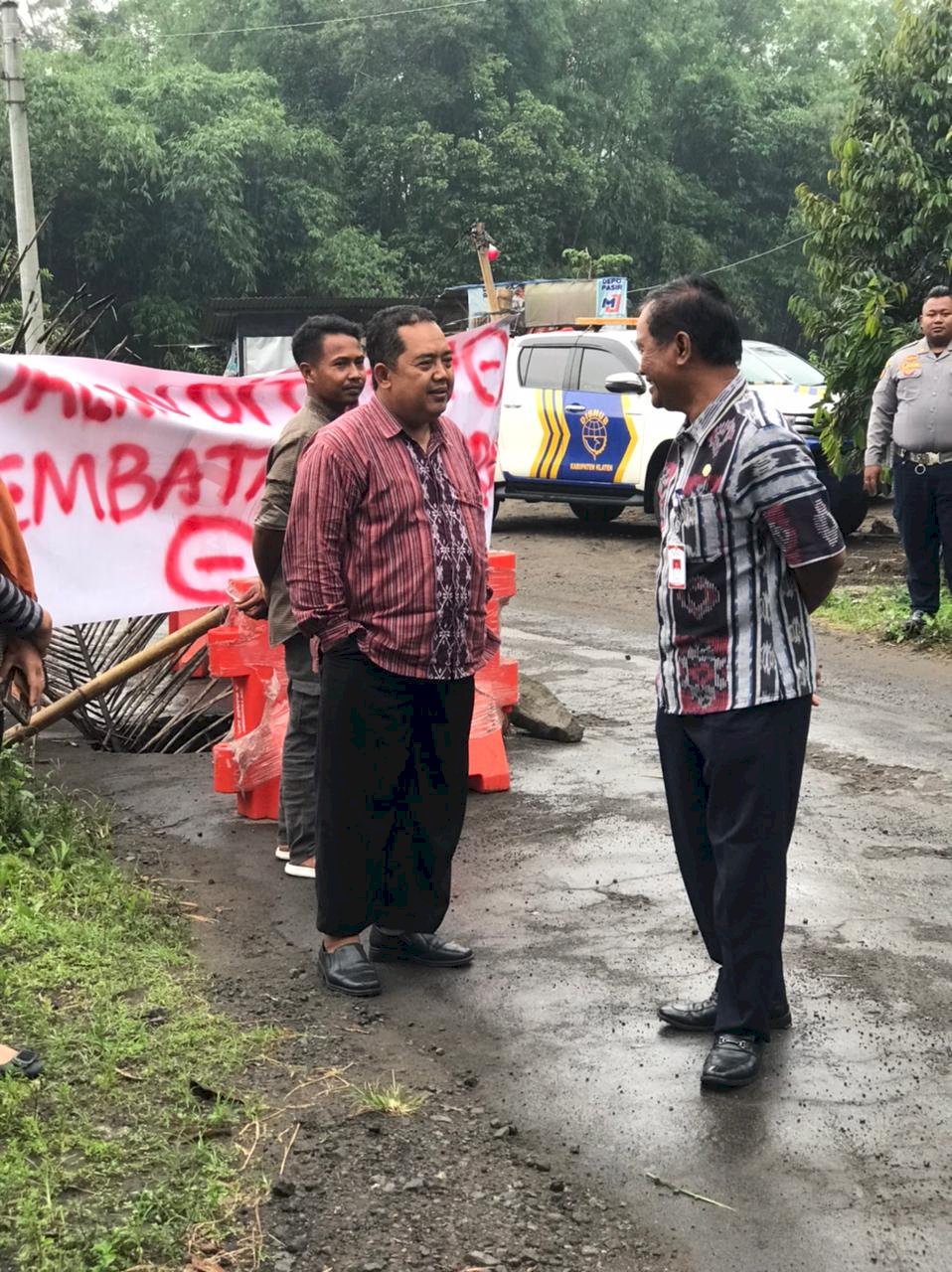 Jembatan Ambrol hingga Keselamatan Jalur Tronton Ditangani Langsung Dishub Klaten dengan Pemasangan Water Barrier