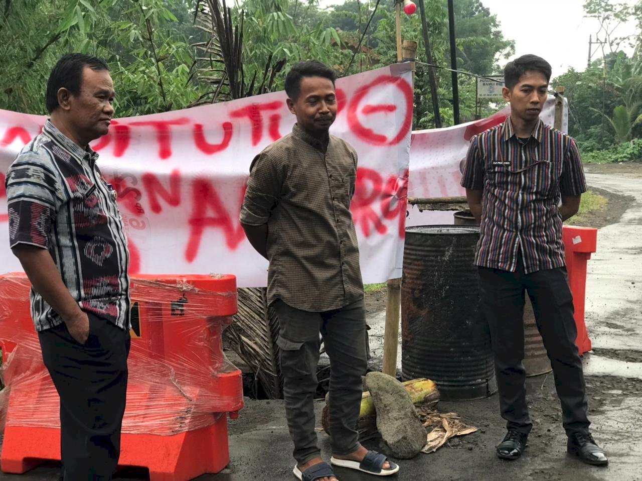 Jembatan Ambrol hingga Keselamatan Jalur Tronton Ditangani Langsung Dishub Klaten dengan Pemasangan Water Barrier