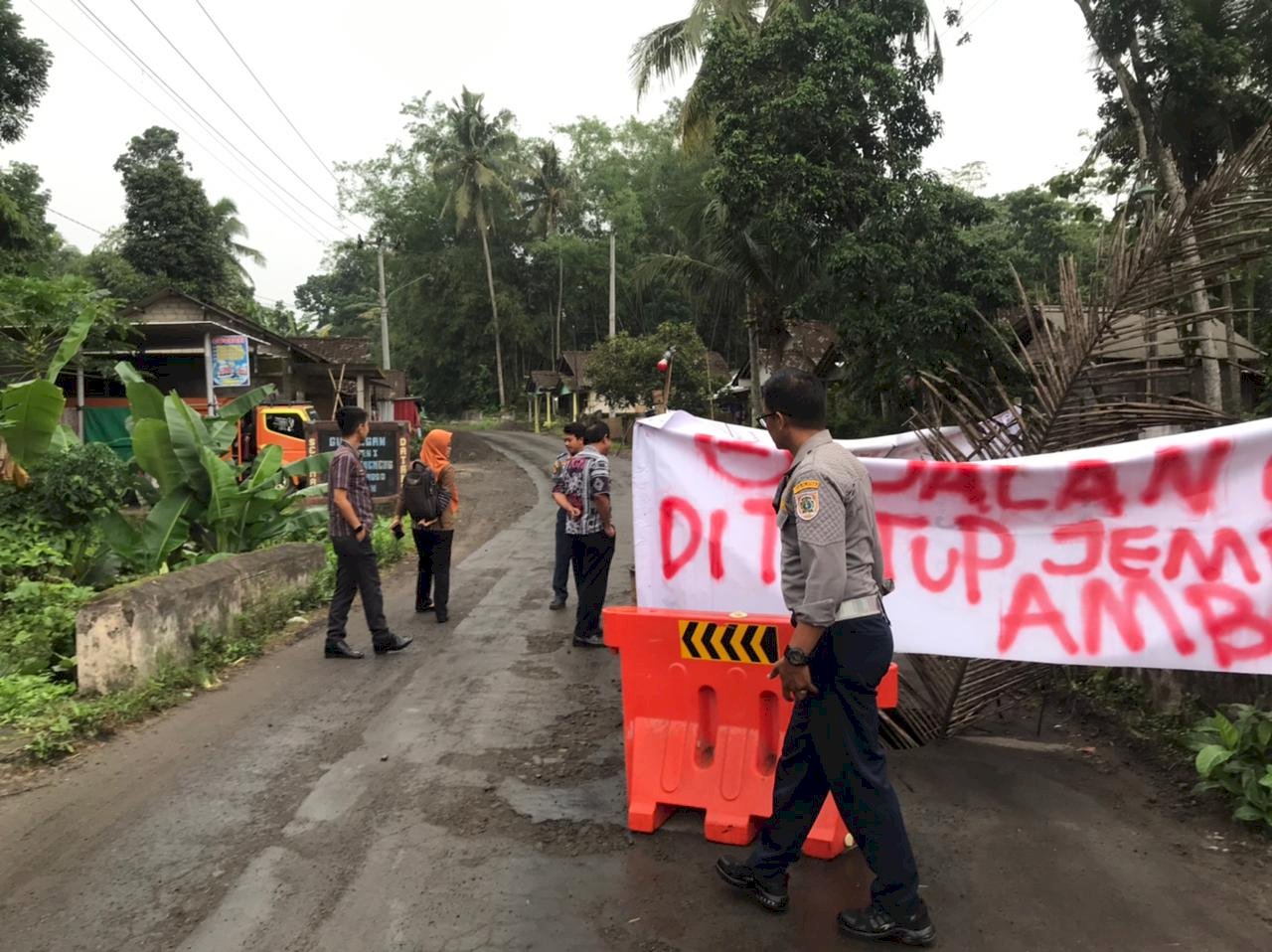 Jembatan Ambrol hingga Keselamatan Jalur Tronton Ditangani Langsung Dishub Klaten dengan Pemasangan Water Barrier